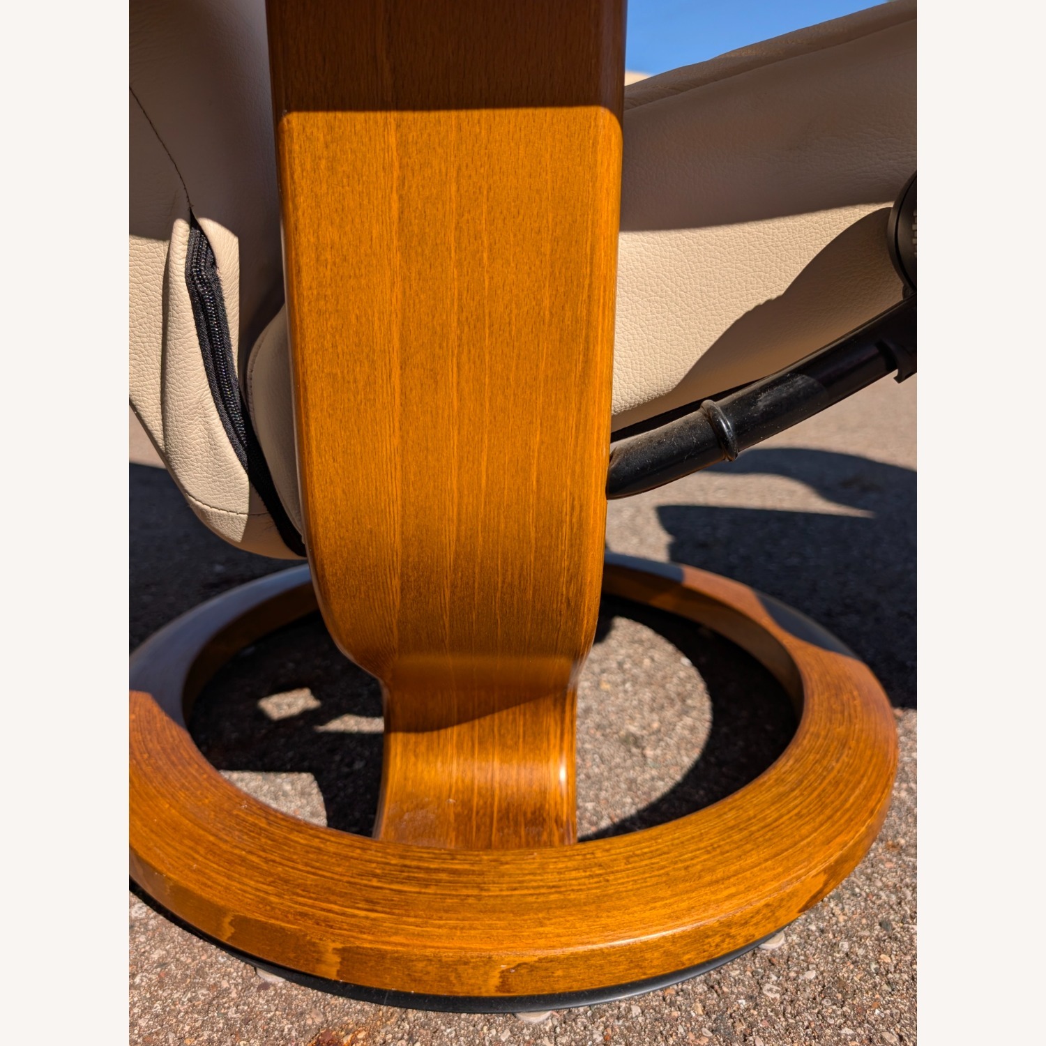 Stressless Consul Large Recliner and Ottoman with Classic Base - image-6