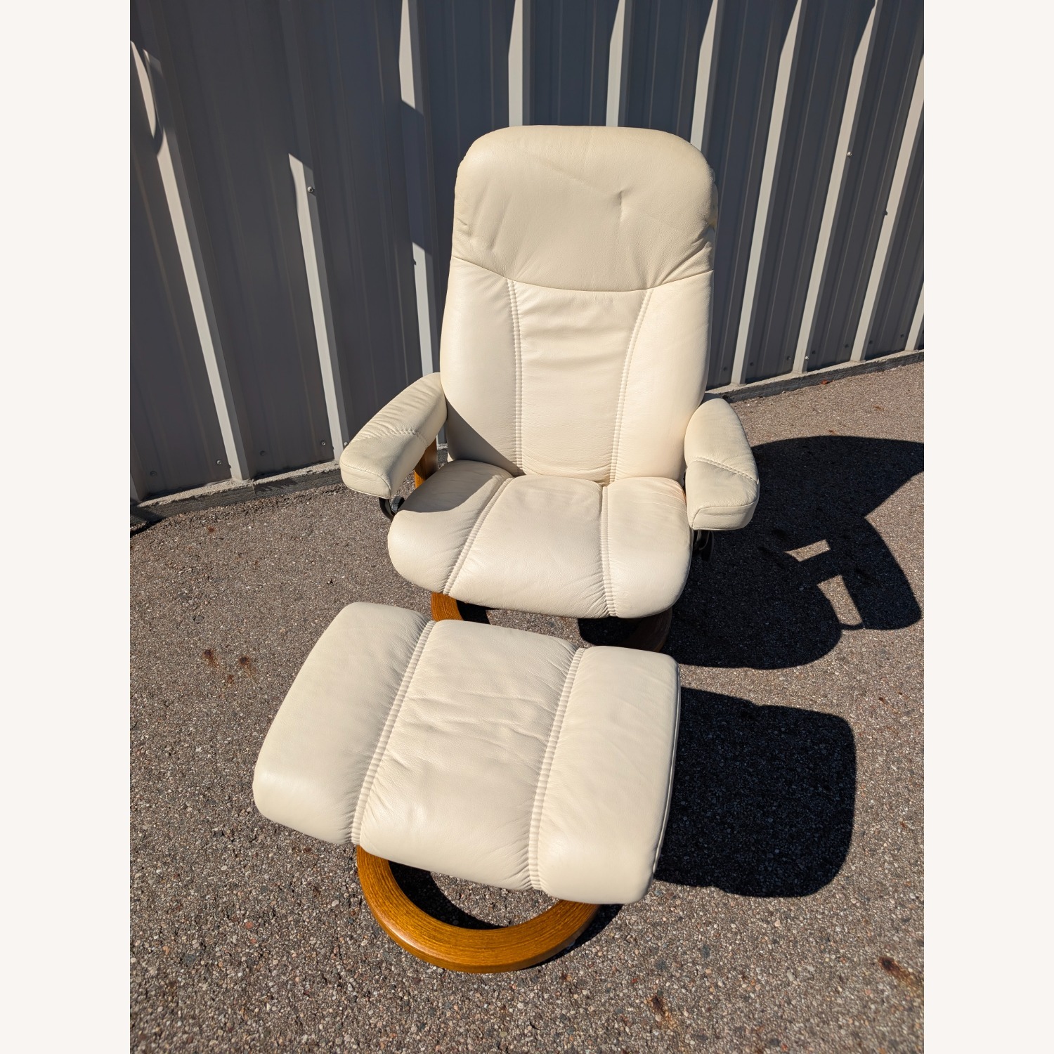 Stressless Consul Large Recliner and Ottoman with Classic Base - image-4