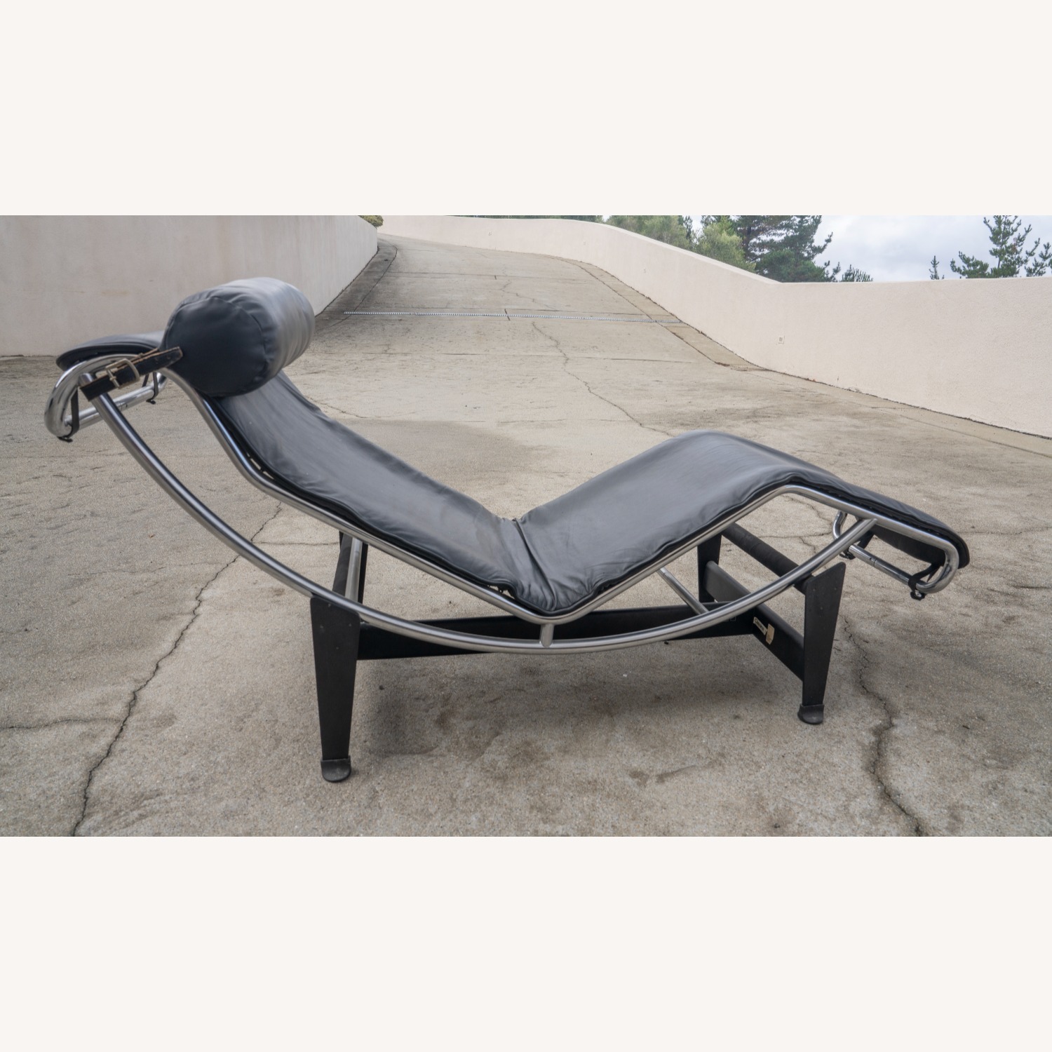 Cassina LC4 Black Leather Chaise Lounge Chair - image-5