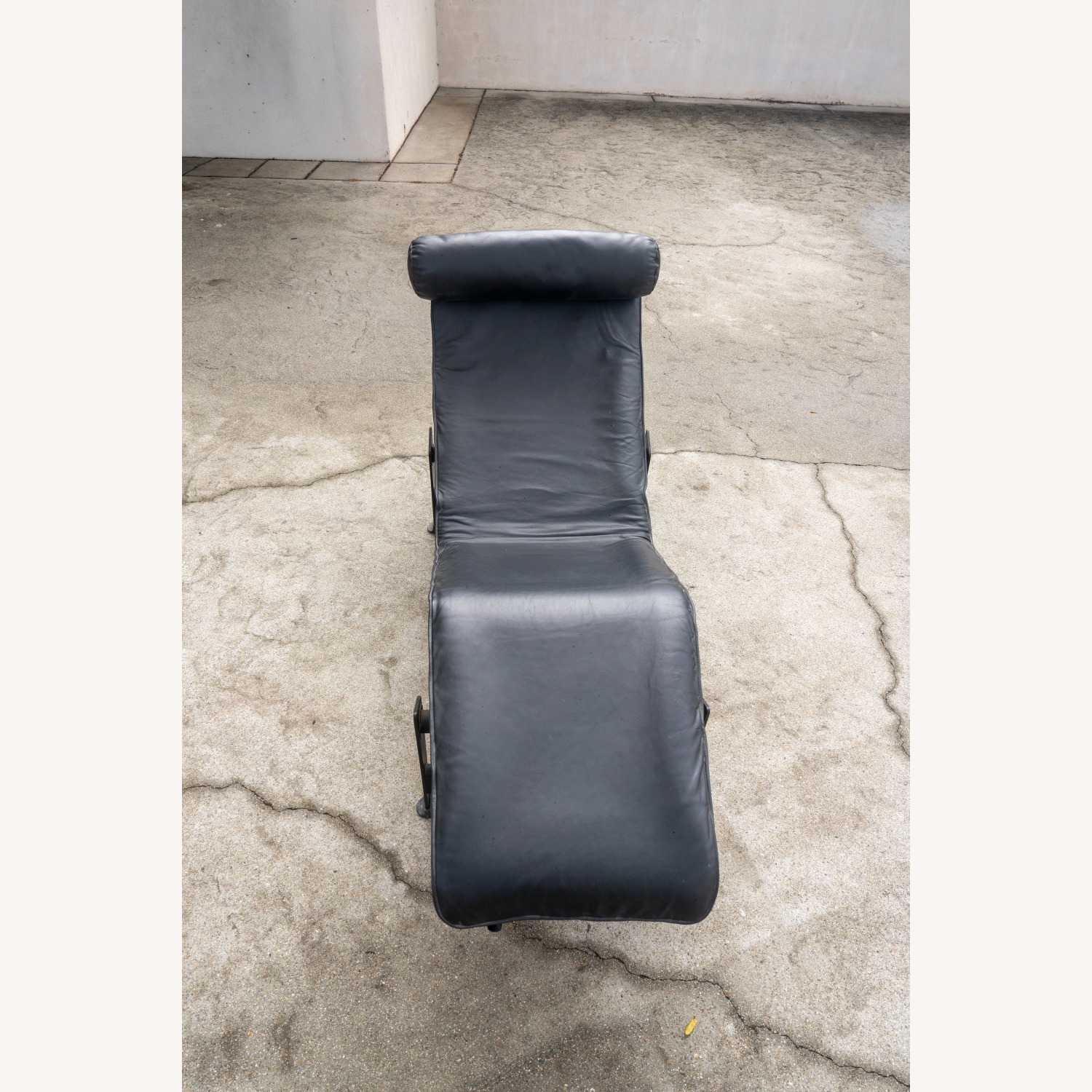 Cassina LC4 Black Leather Chaise Lounge Chair - image-4