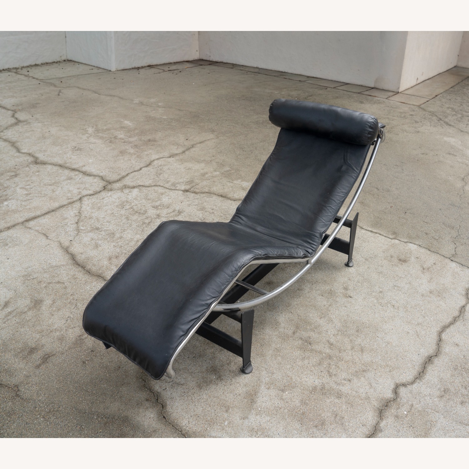 Cassina LC4 Black Leather Chaise Lounge Chair - image-2
