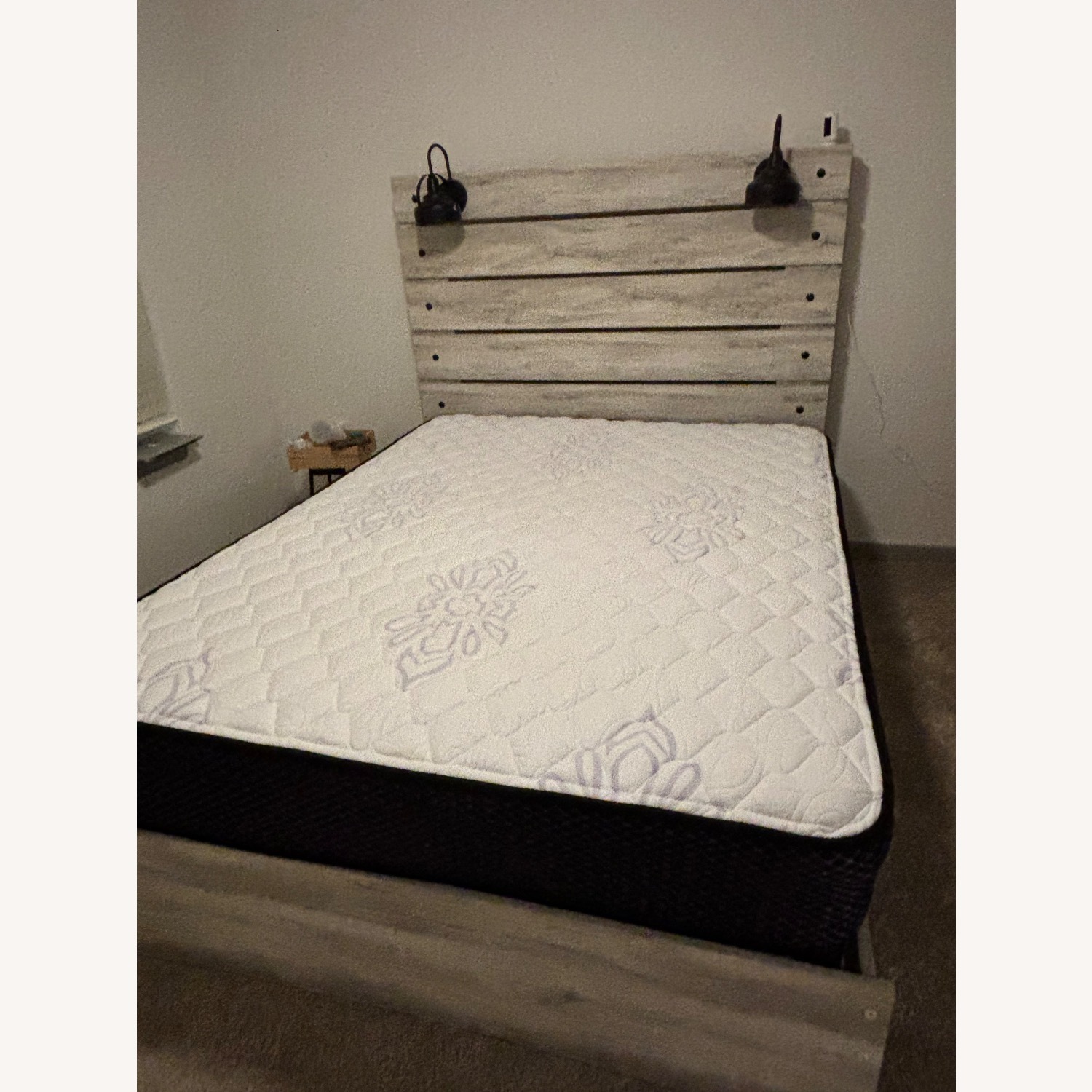 Ashley Furniture Cambeck Queen Bed - image-6