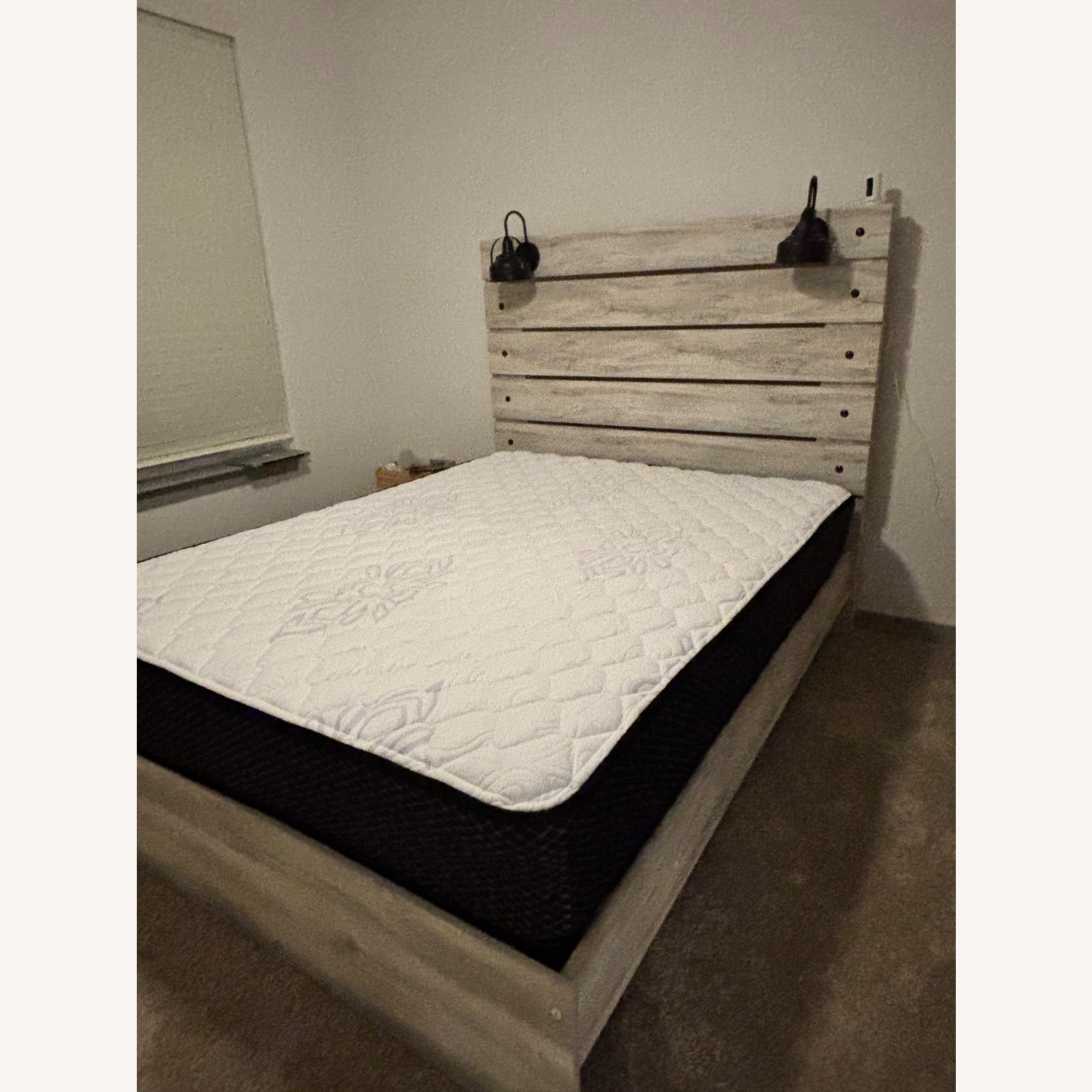 Ashley Furniture Cambeck Queen Bed - image-4