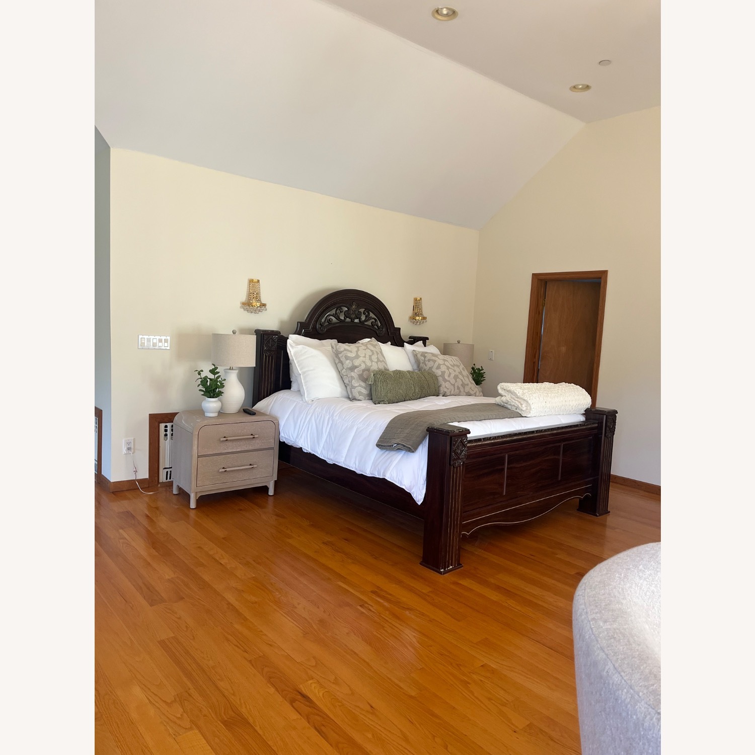 Classic Design King Bed - image-3