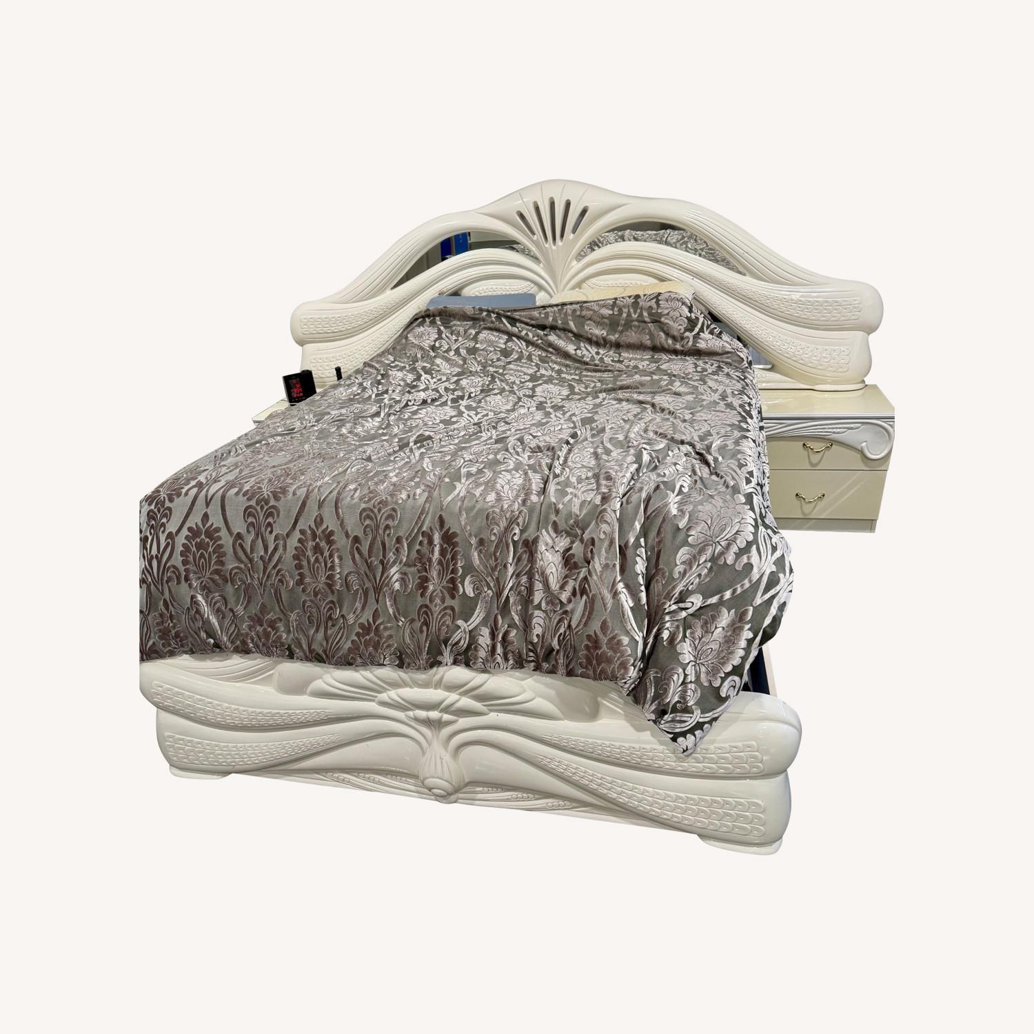 Coaster Fine Italian Lacquer Style White Queen Bed - image-0