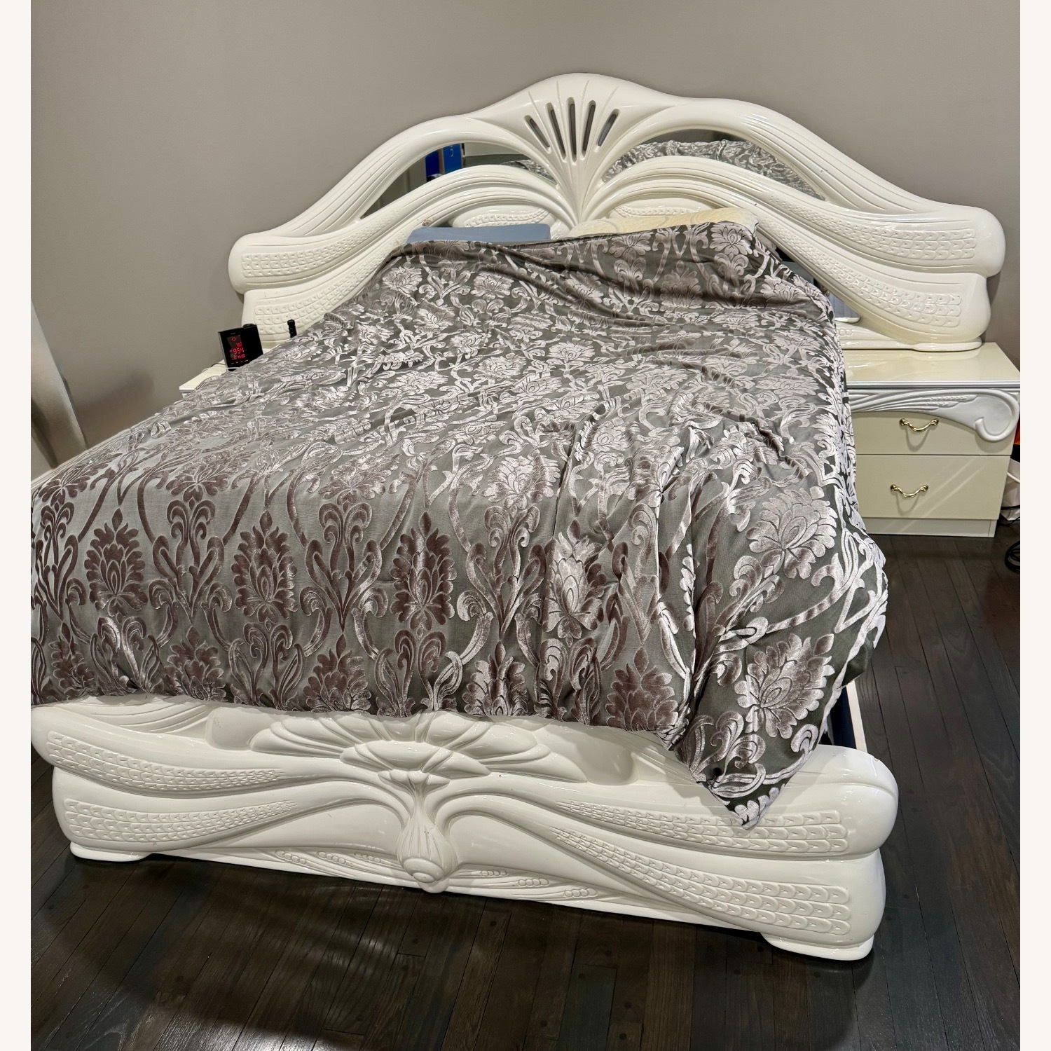 Coaster Fine Italian Lacquer Style White Queen Bed - image-1