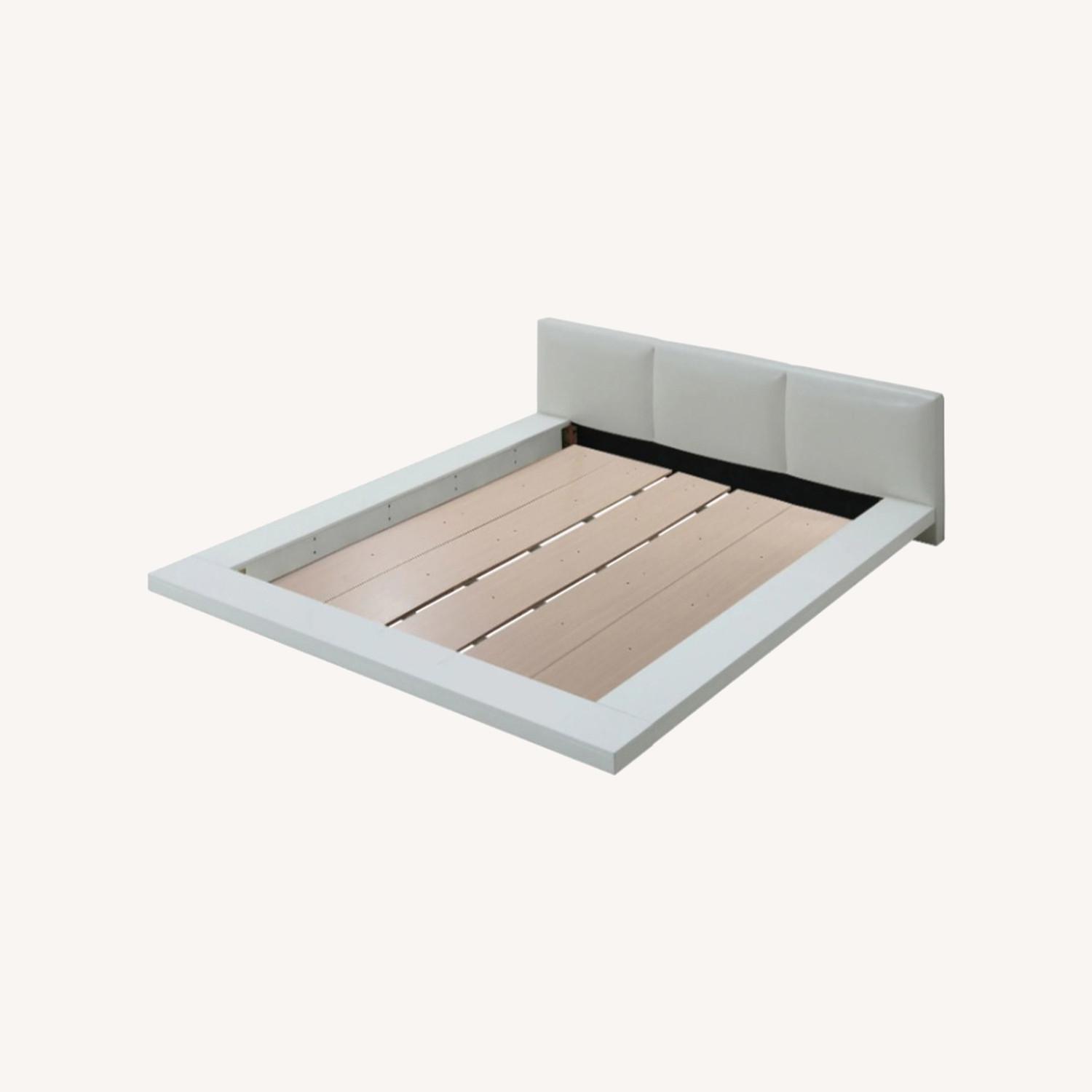 Furniture of America White Wood Queen Bed - image-0