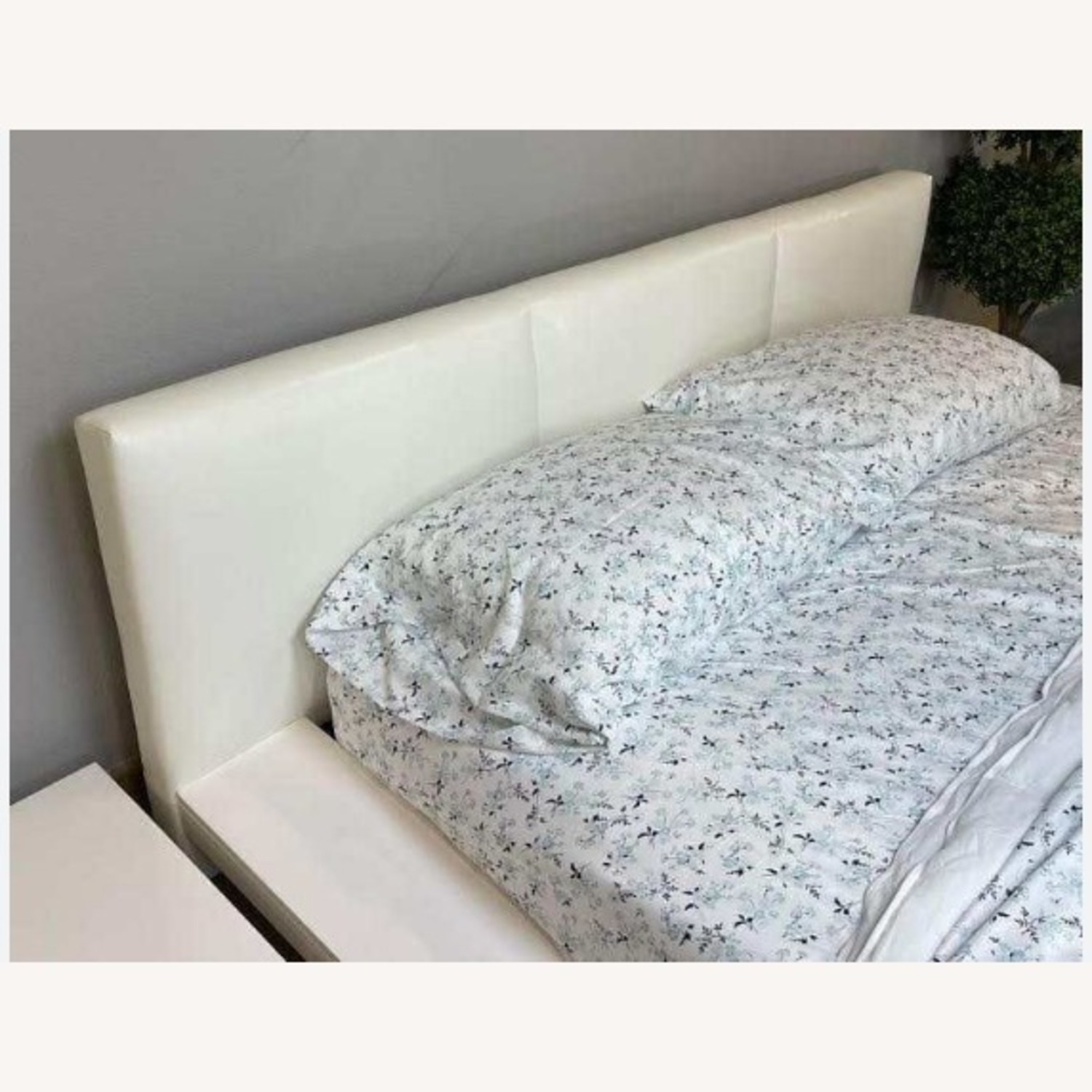 Furniture of America White Wood Queen Bed - image-4