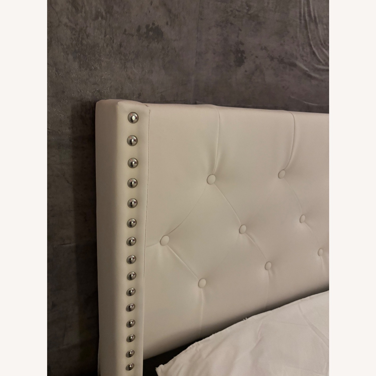 eWay Furniture White Leather Full Bed - image-4
