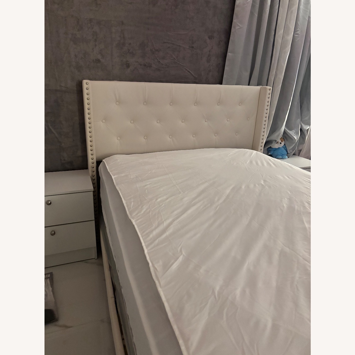eWay Furniture White Leather Full Bed - image-1