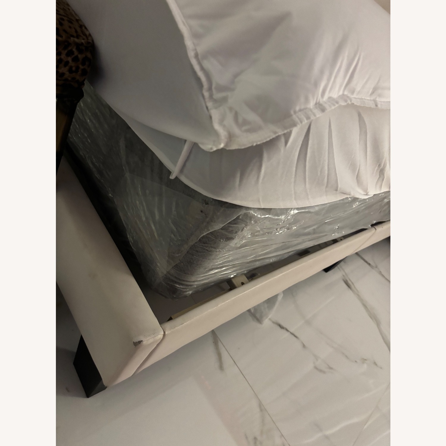 eWay Furniture White Leather Full Bed - image-7
