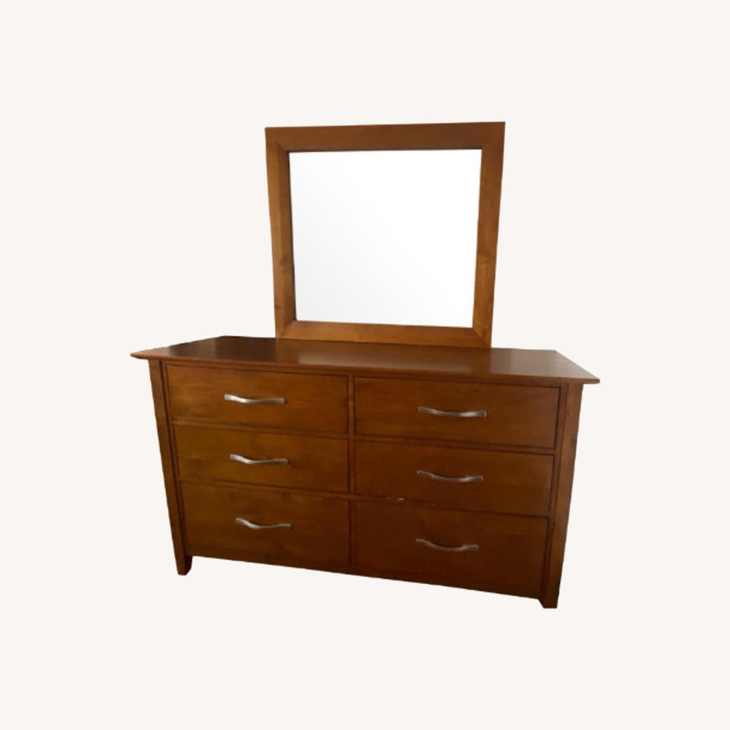 Raymour & Flanigan Elegant Baronet Dresser - image-0