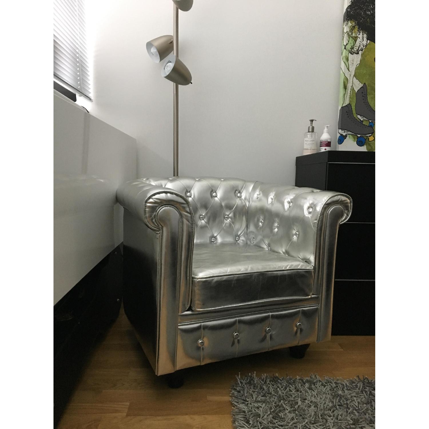 modani-silver-leather-chesterfield-armchair-aptdeco