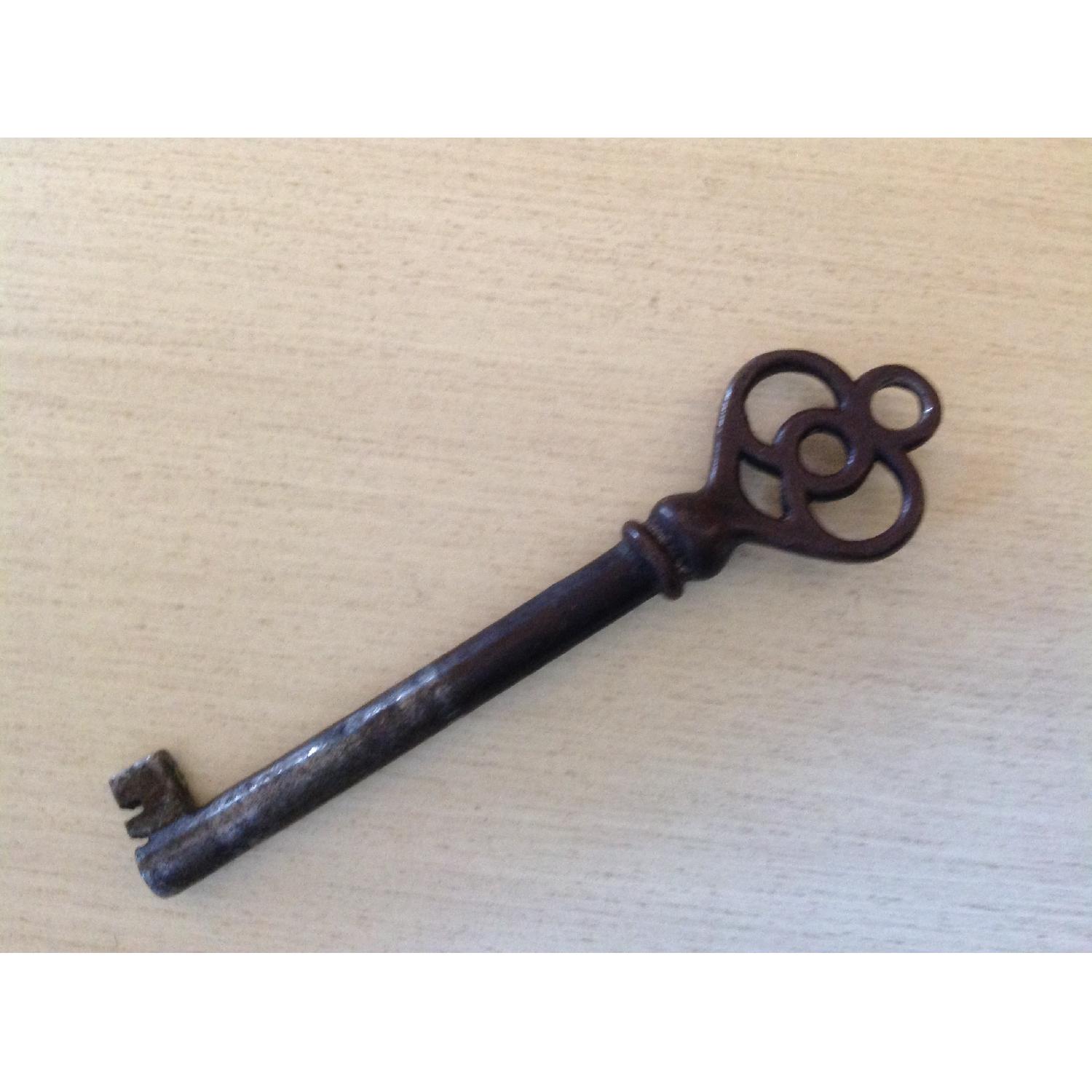 1920s Antique Kingsley Dresser w/ Hanging Mirror & Key - image-28