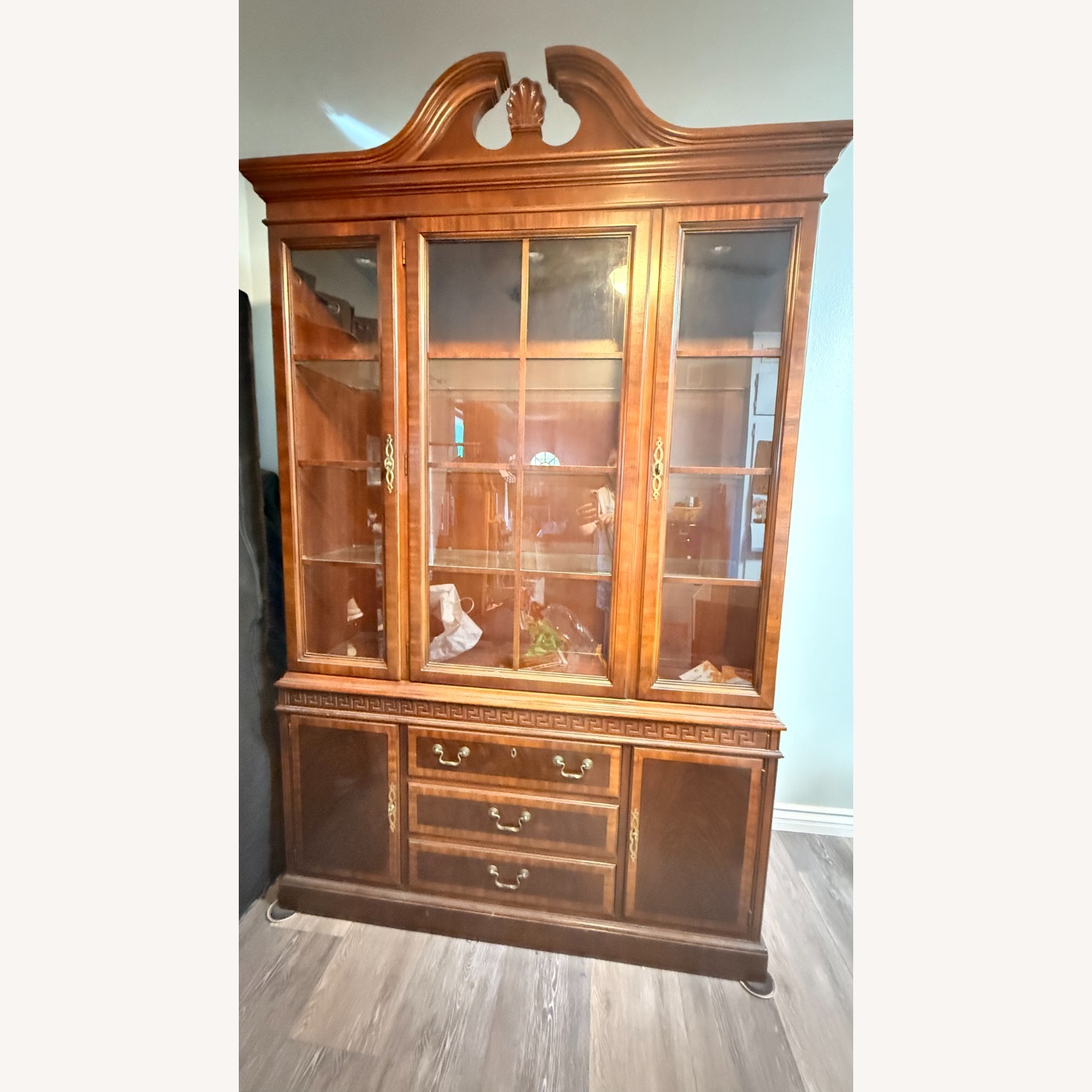 ✨ Gorgeous Vintage China Cabinet ✨ - image-4