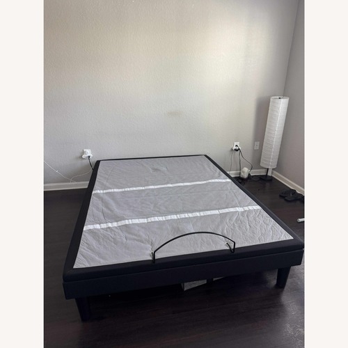 Used Leggett & Platt 500 Series Queen Adjustable Bed for sale on AptDeco