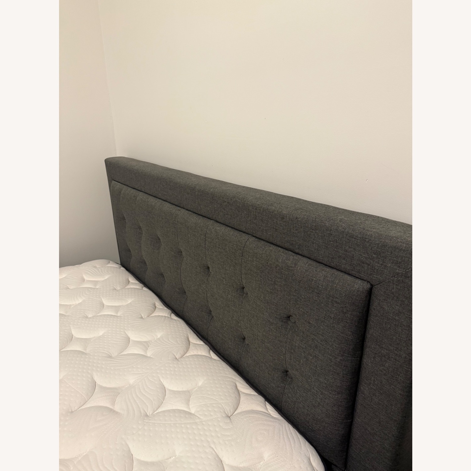 Zinus Dachelle Dark Gray Queen Bed - image-4