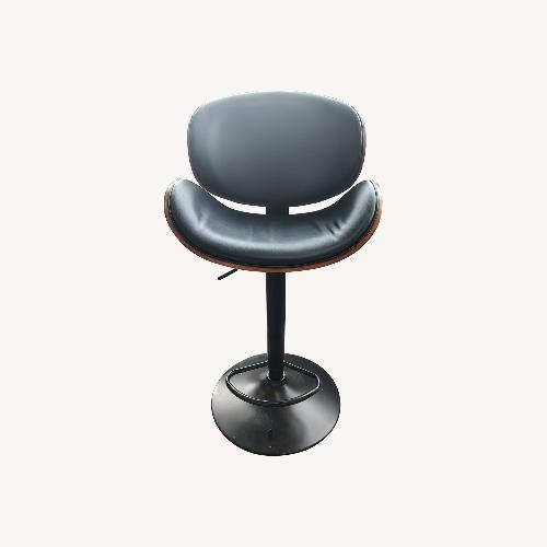 Used Black Stools for sale on AptDeco