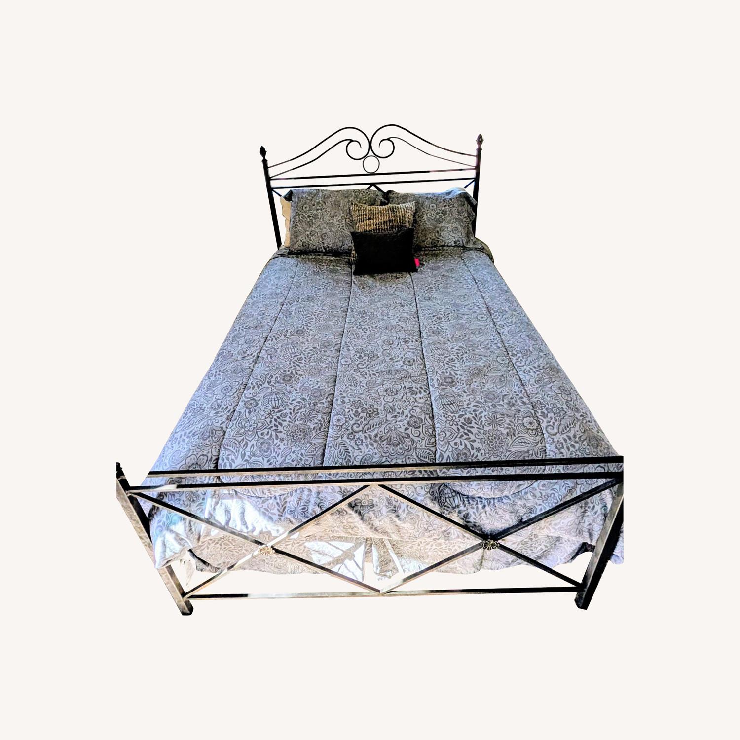 Elegant Wrought Iron Queen Bed Frame - image-0