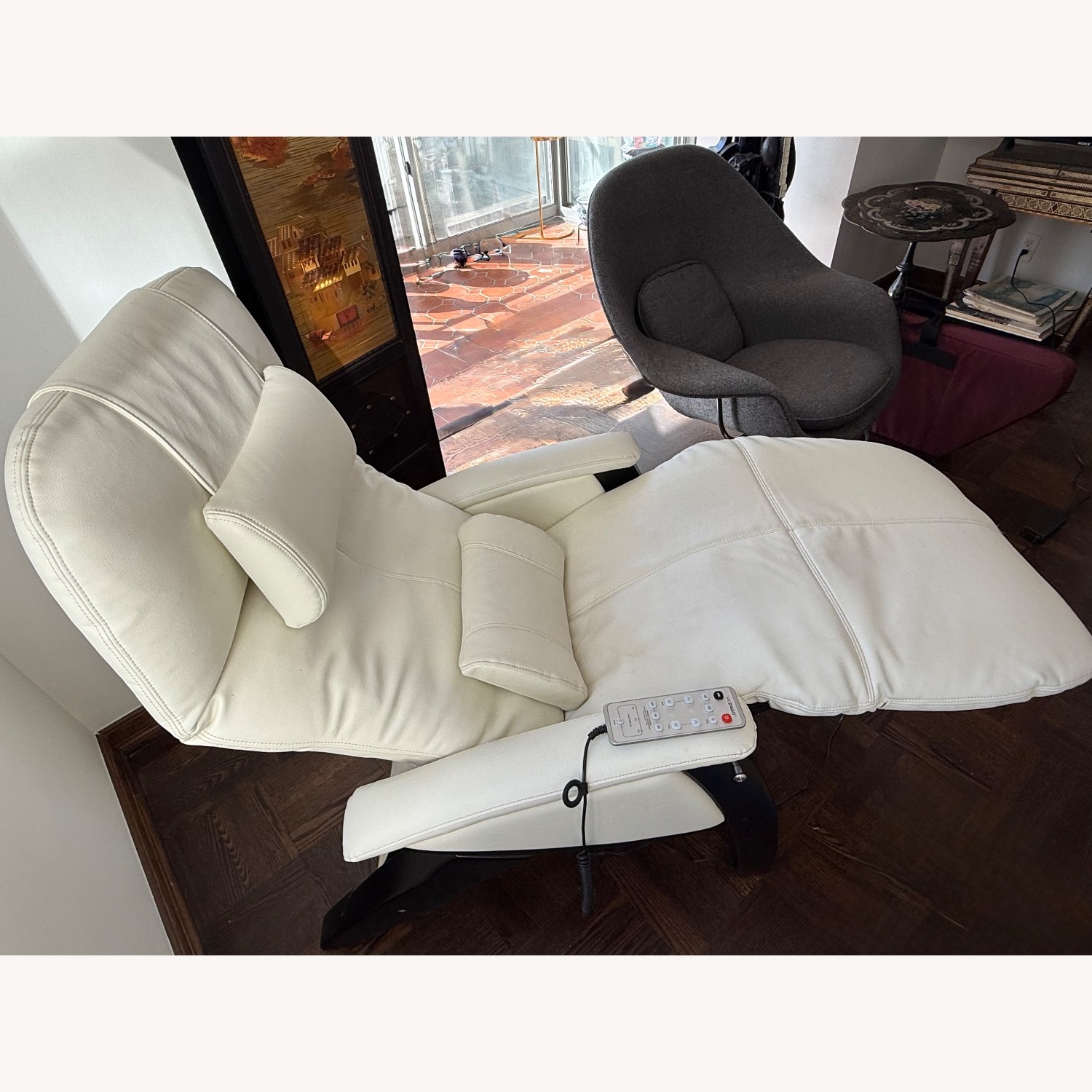 Svago Zero Gravity White Faux Leather Recliner - image-3