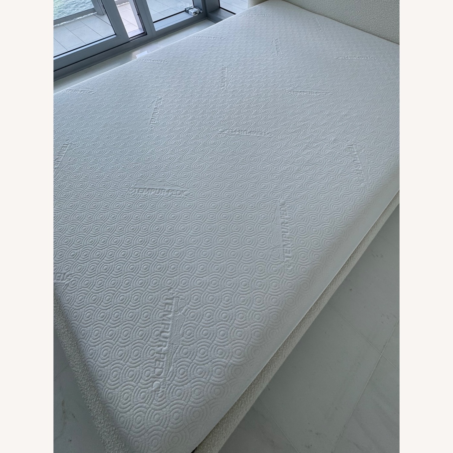 Tempur-Pedic Comfort Luxe White Queen Bed - image-3