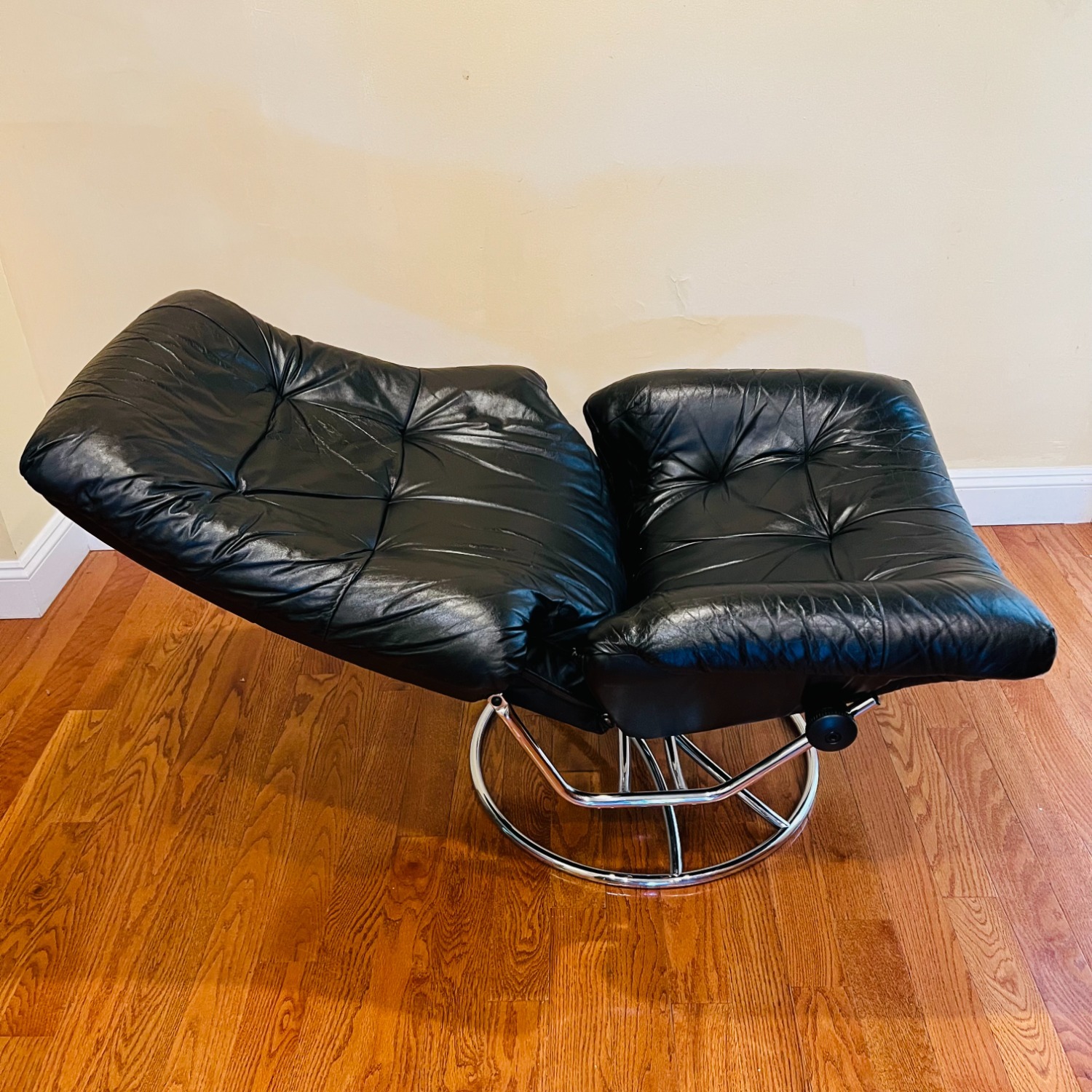 Vintage Ekornes Stressless Recliner - image-7