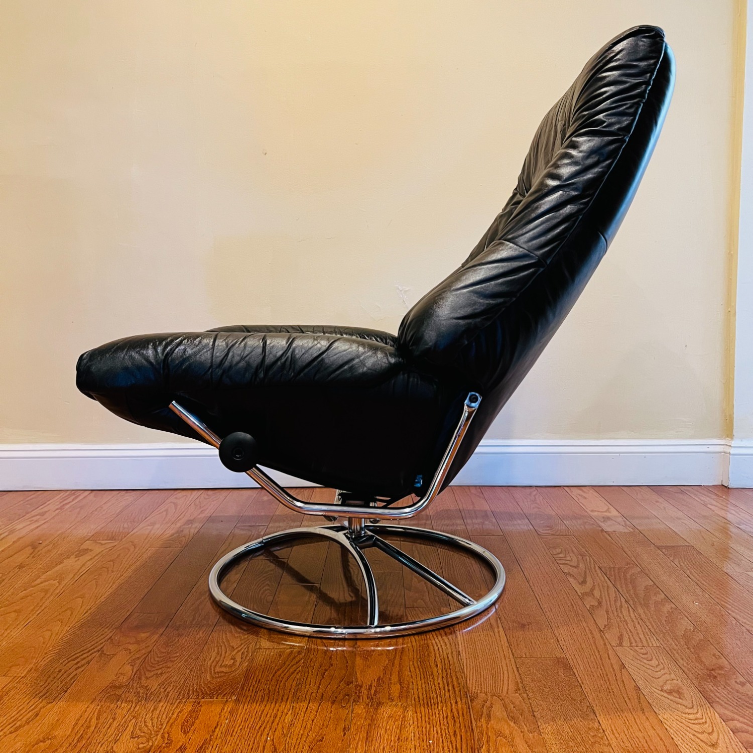 Vintage Ekornes Stressless Recliner - image-13
