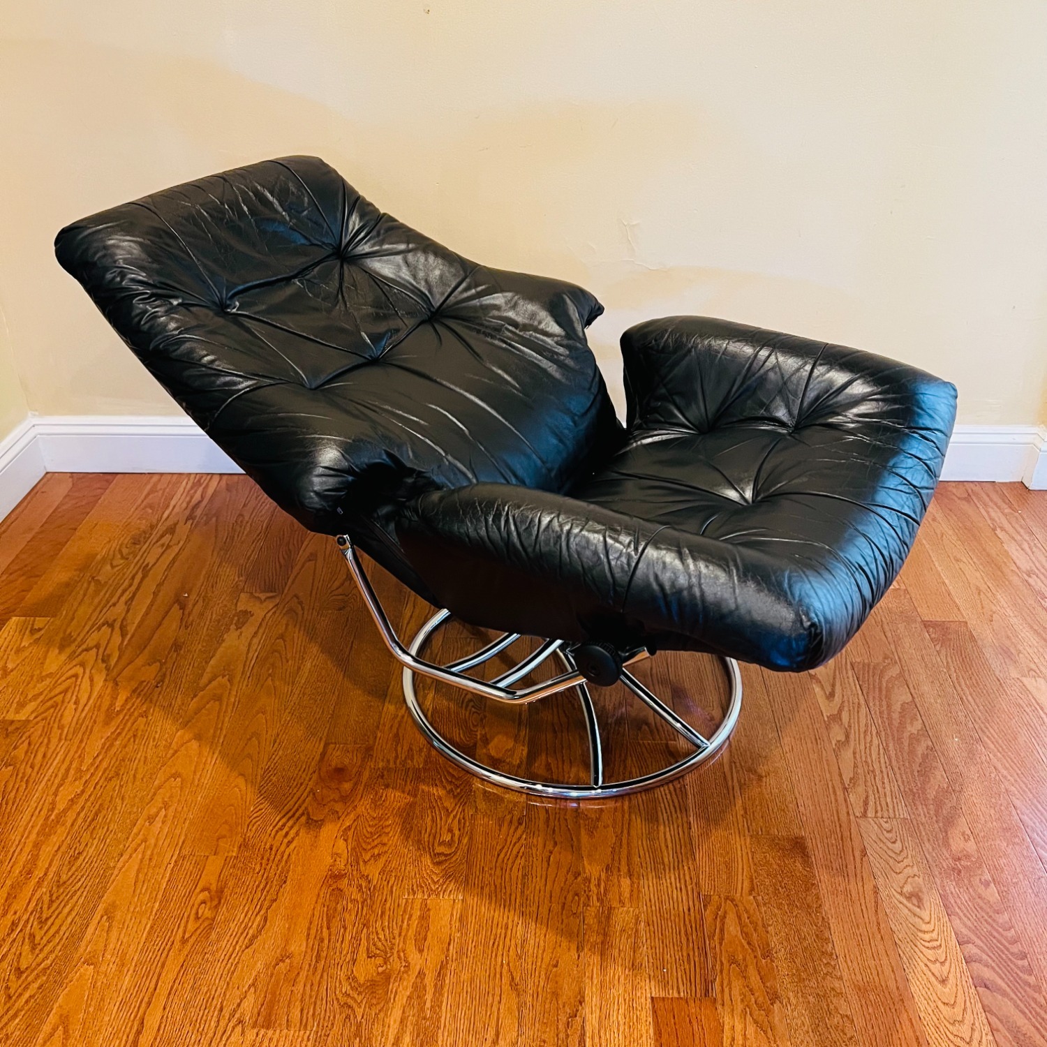 Vintage Ekornes Stressless Recliner - image-5