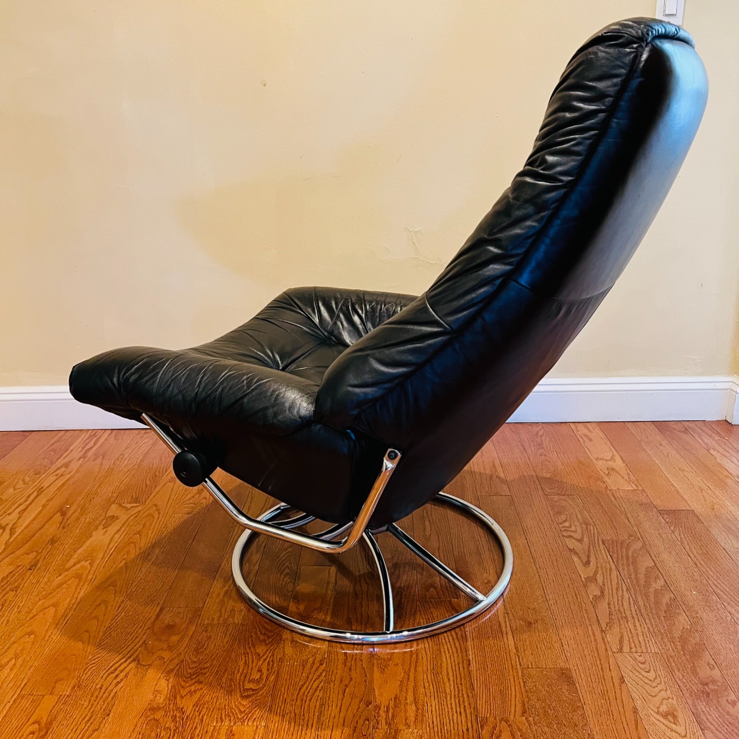 Vintage Ekornes Stressless Recliner - image-11