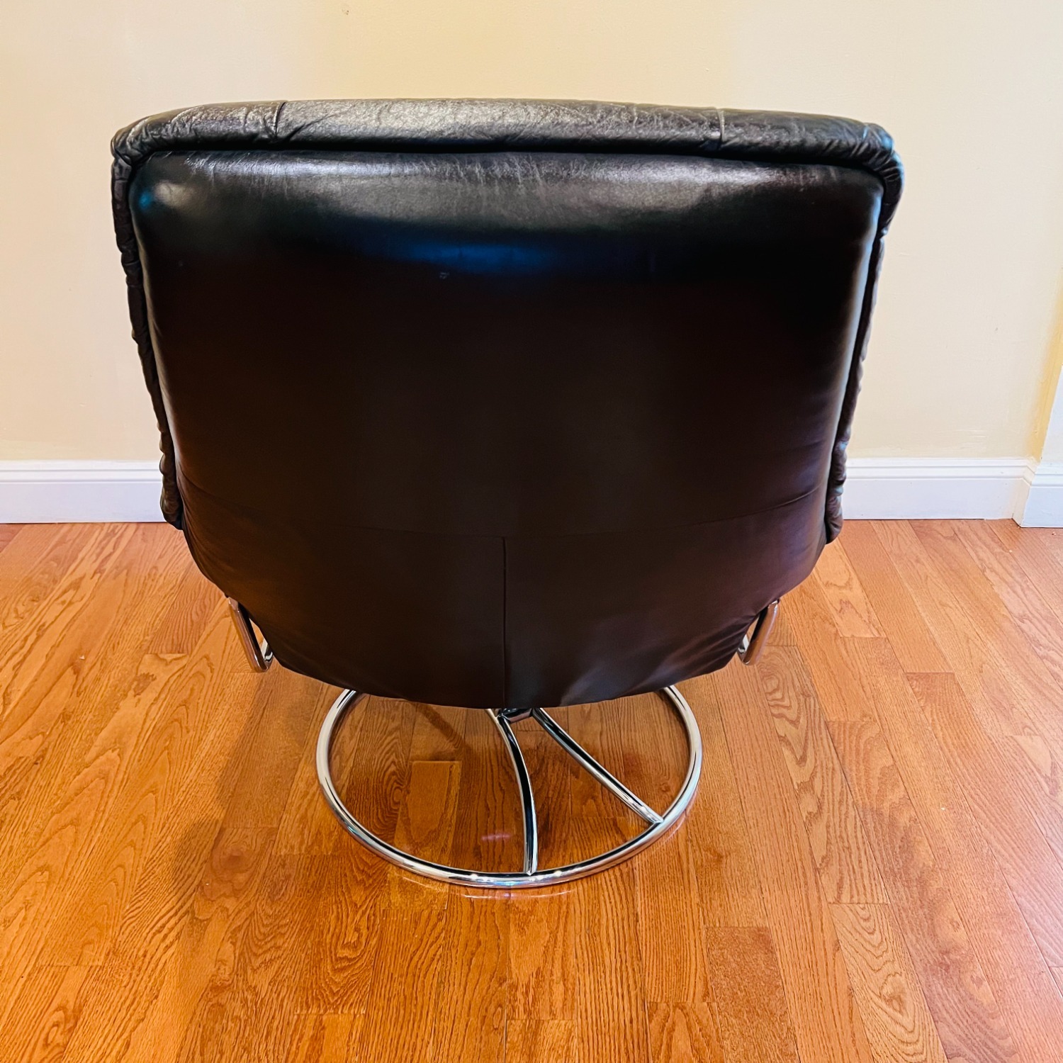 Vintage Ekornes Stressless Recliner - image-9