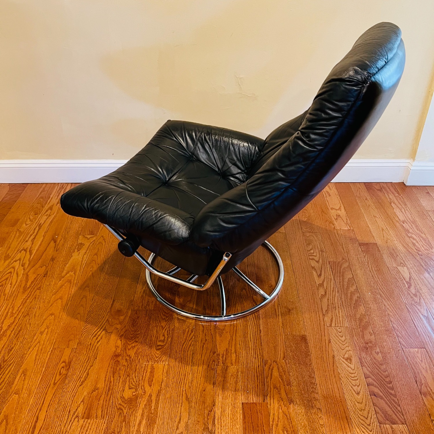 Vintage Ekornes Stressless Recliner - image-10