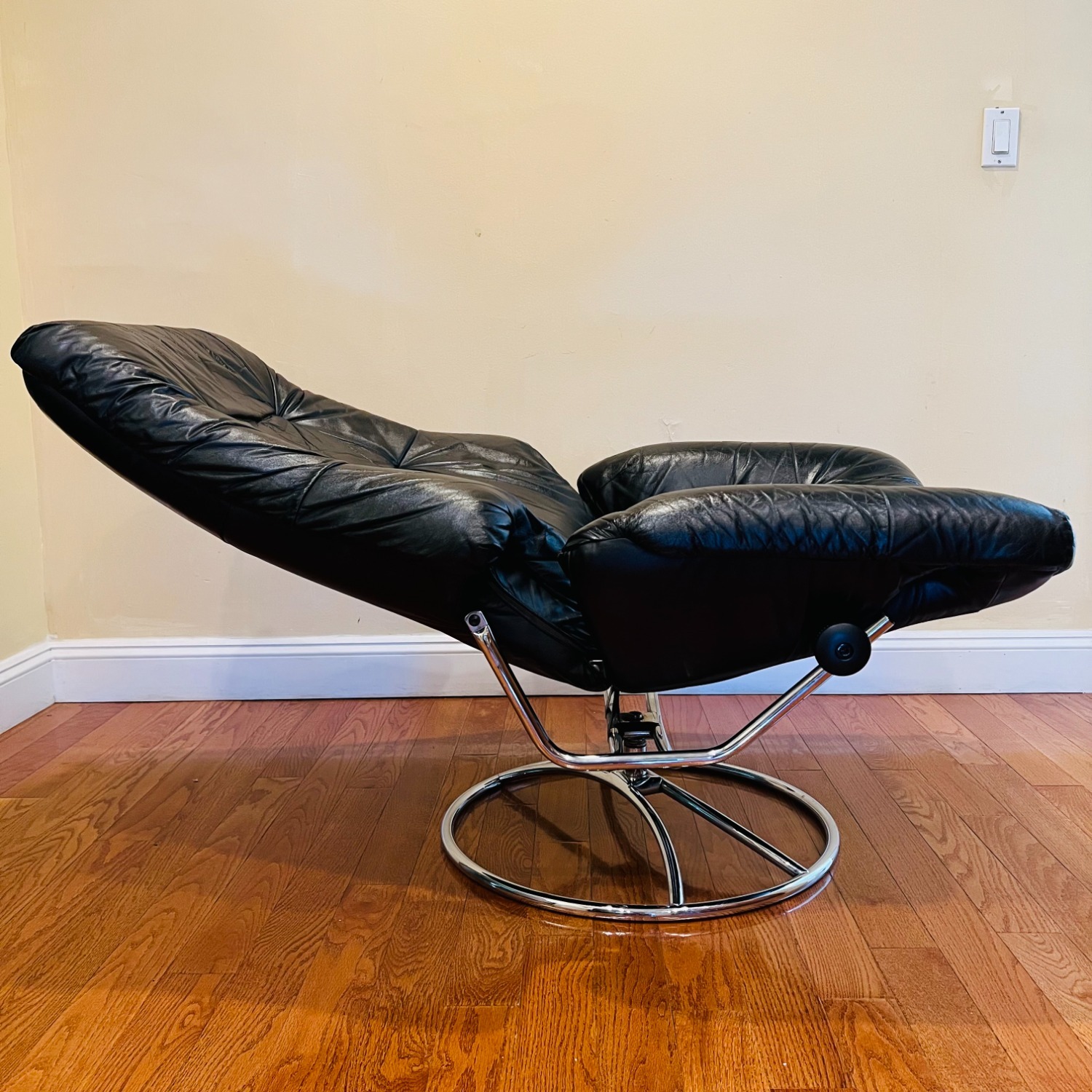 Vintage Ekornes Stressless Recliner - image-8