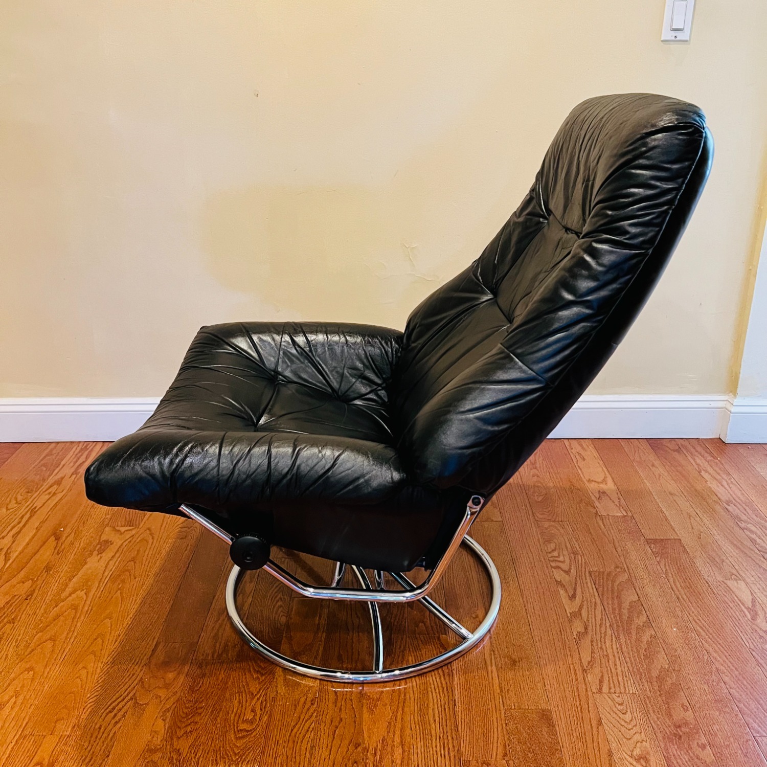 Vintage Ekornes Stressless Recliner - image-12