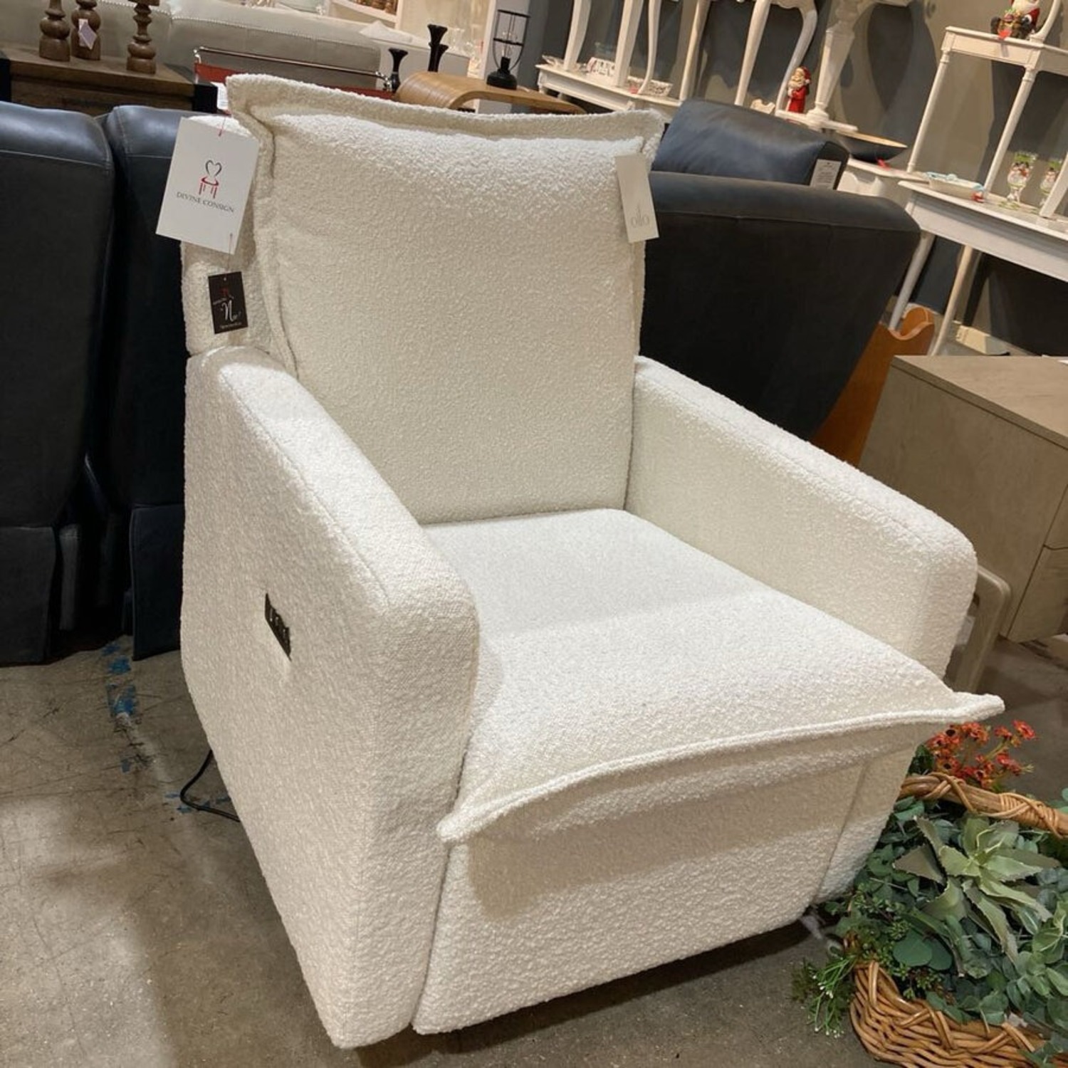 Oilo Swivel Nursery Recliner Cloud White - image-3