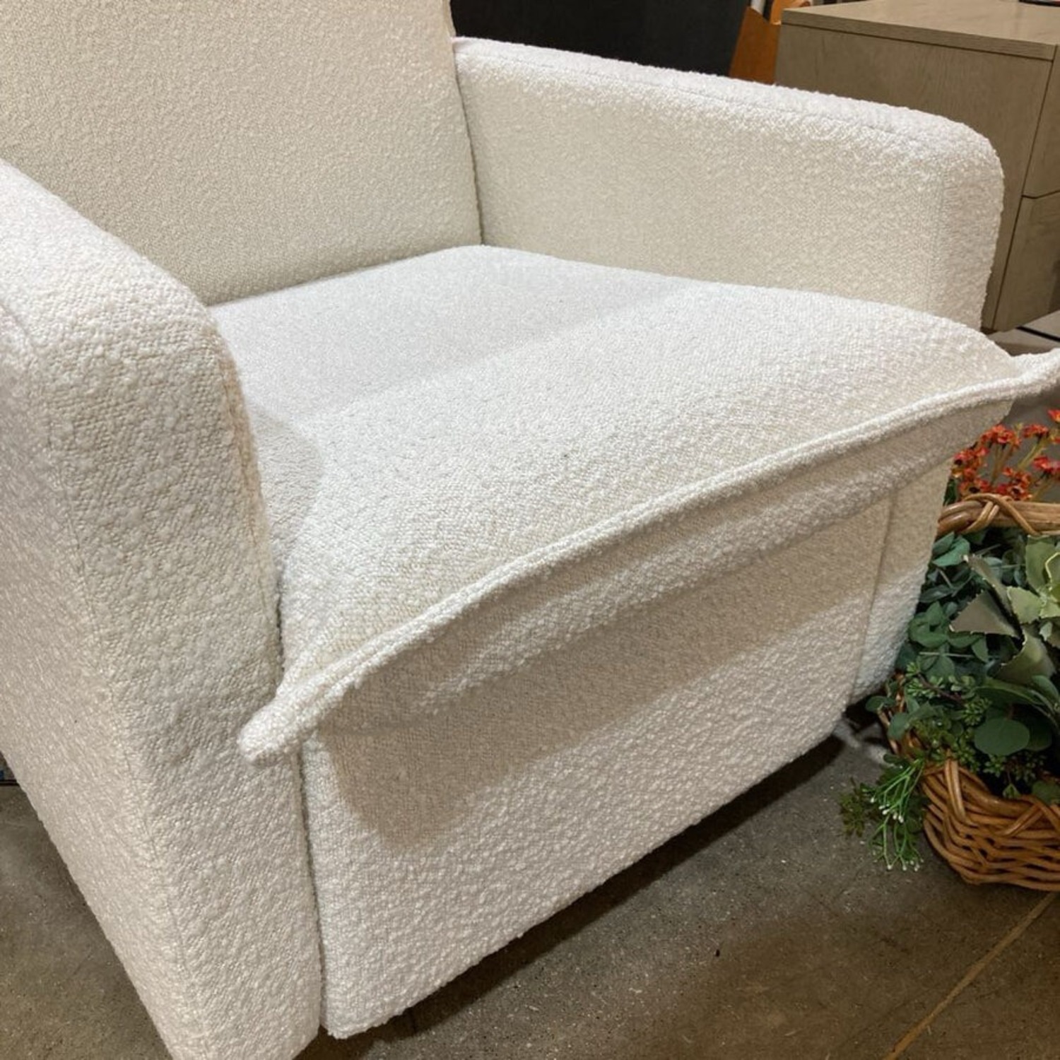 Oilo Swivel Nursery Recliner Cloud White - image-5