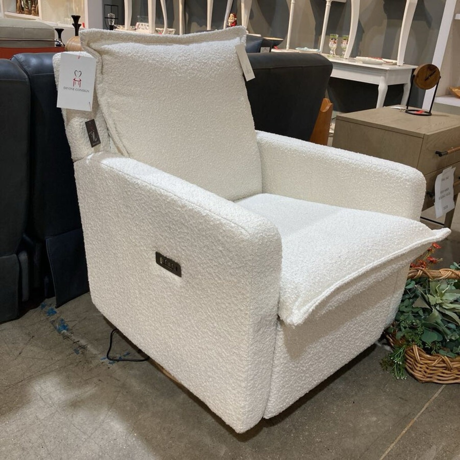 Oilo Swivel Nursery Recliner Cloud White - image-2