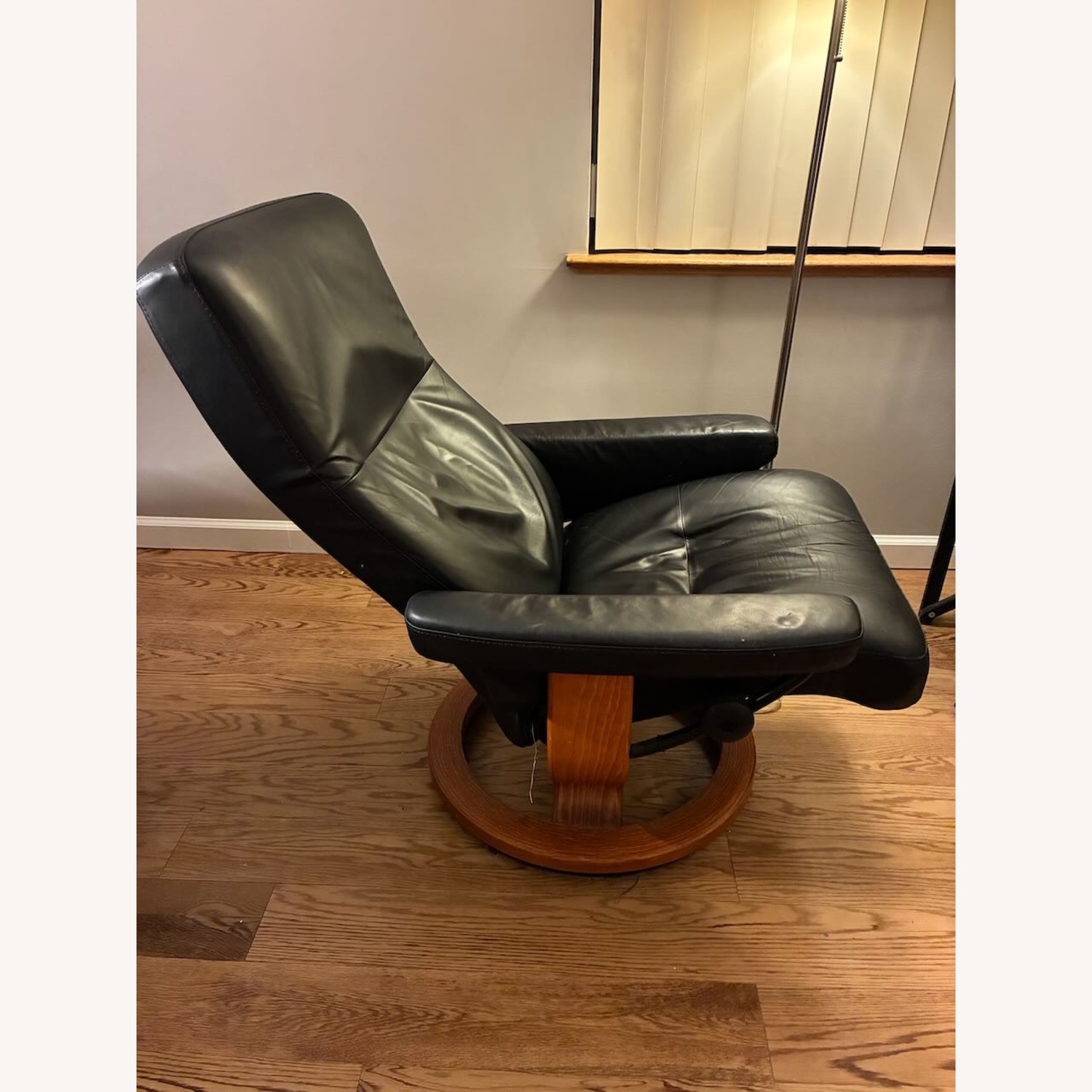 Stressless Consul Recliner & Ottoman (Ekornes) - image-3