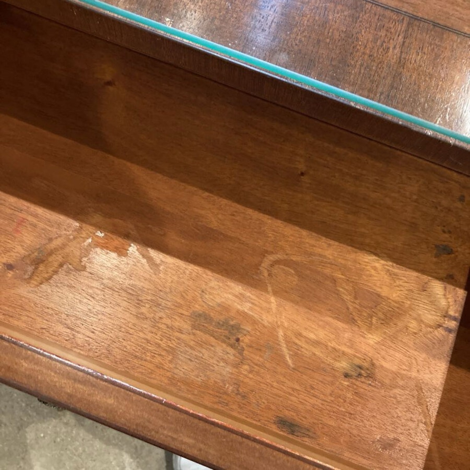 Mahogany 3-Drawer Glass W Glass Top Dresser - image-9