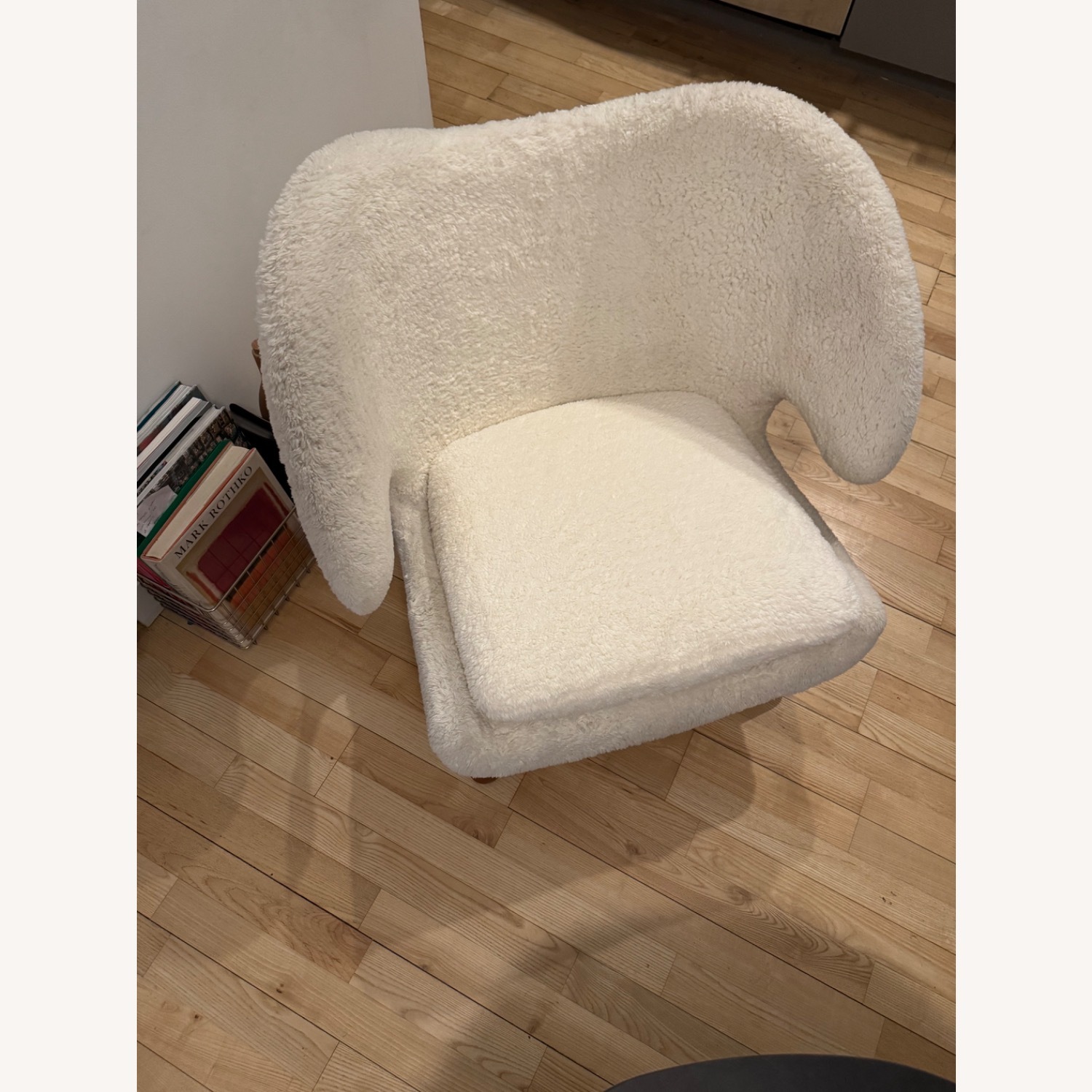 Pelican-Style Chair in Off-White - image-2