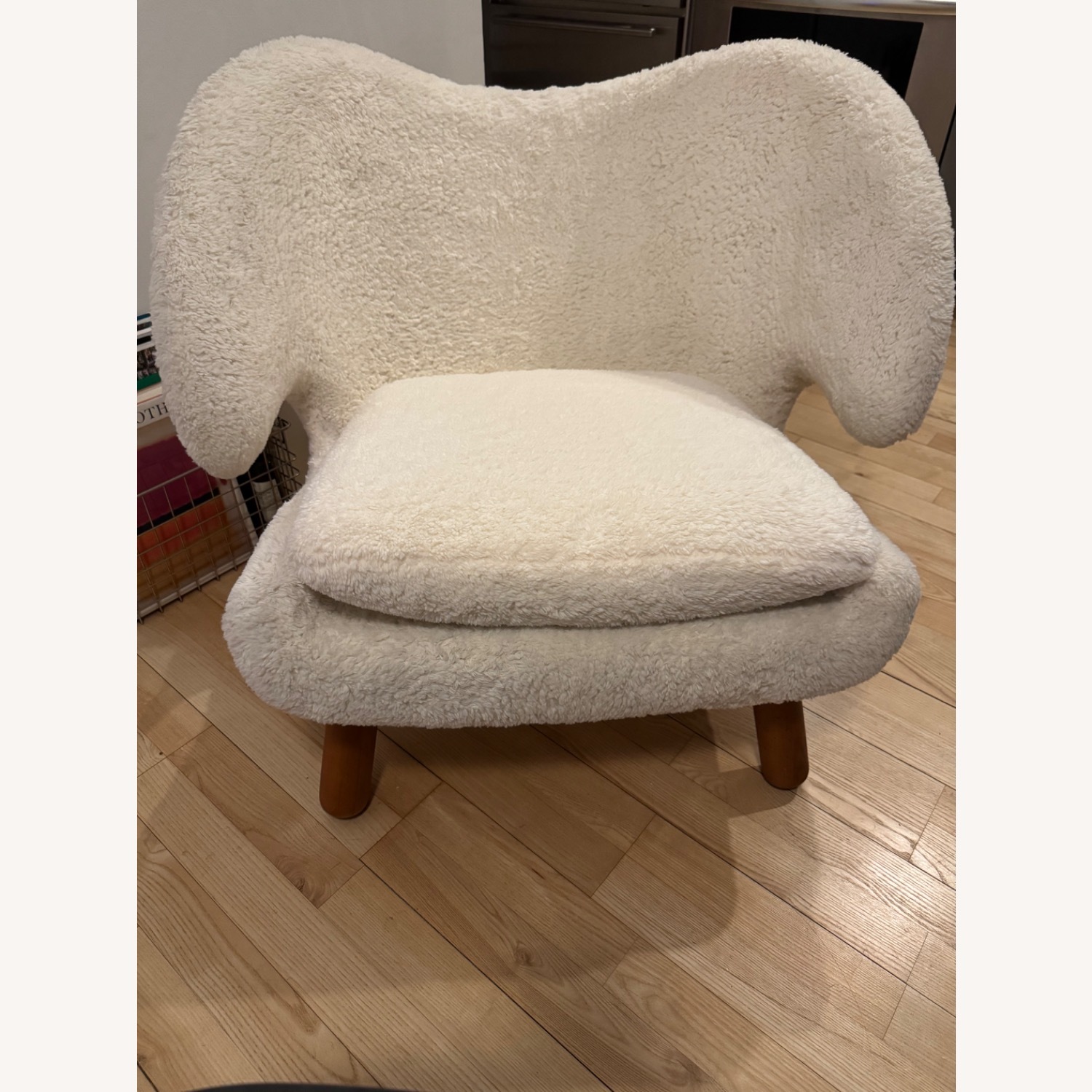 Pelican-Style Chair in Off-White - image-4
