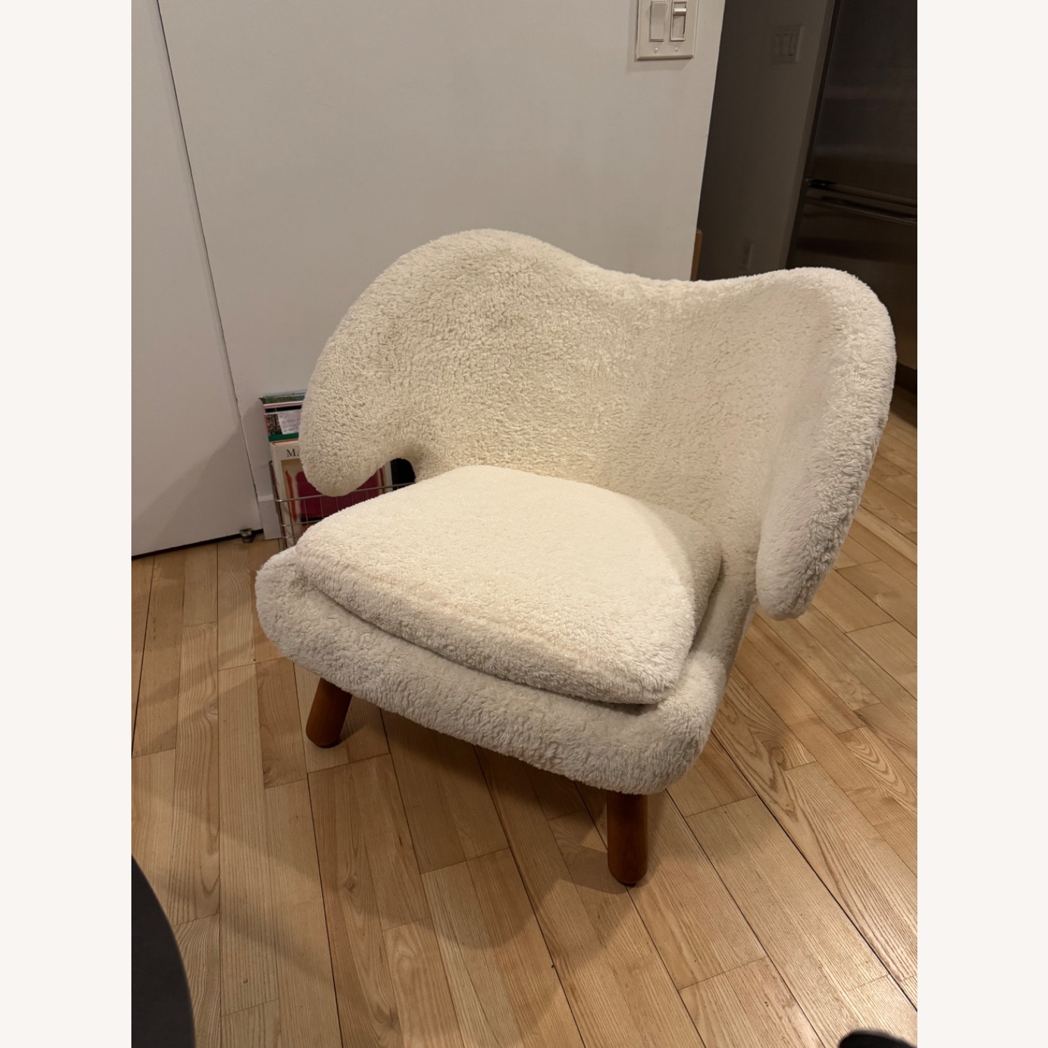 Pelican-Style Chair in Off-White - image-10