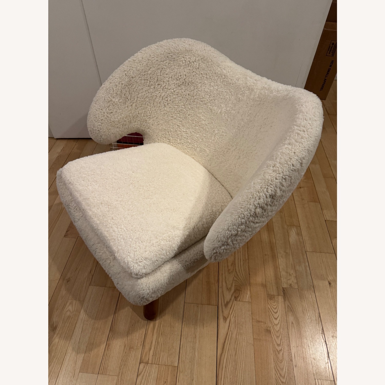 Pelican-Style Chair in Off-White - image-11
