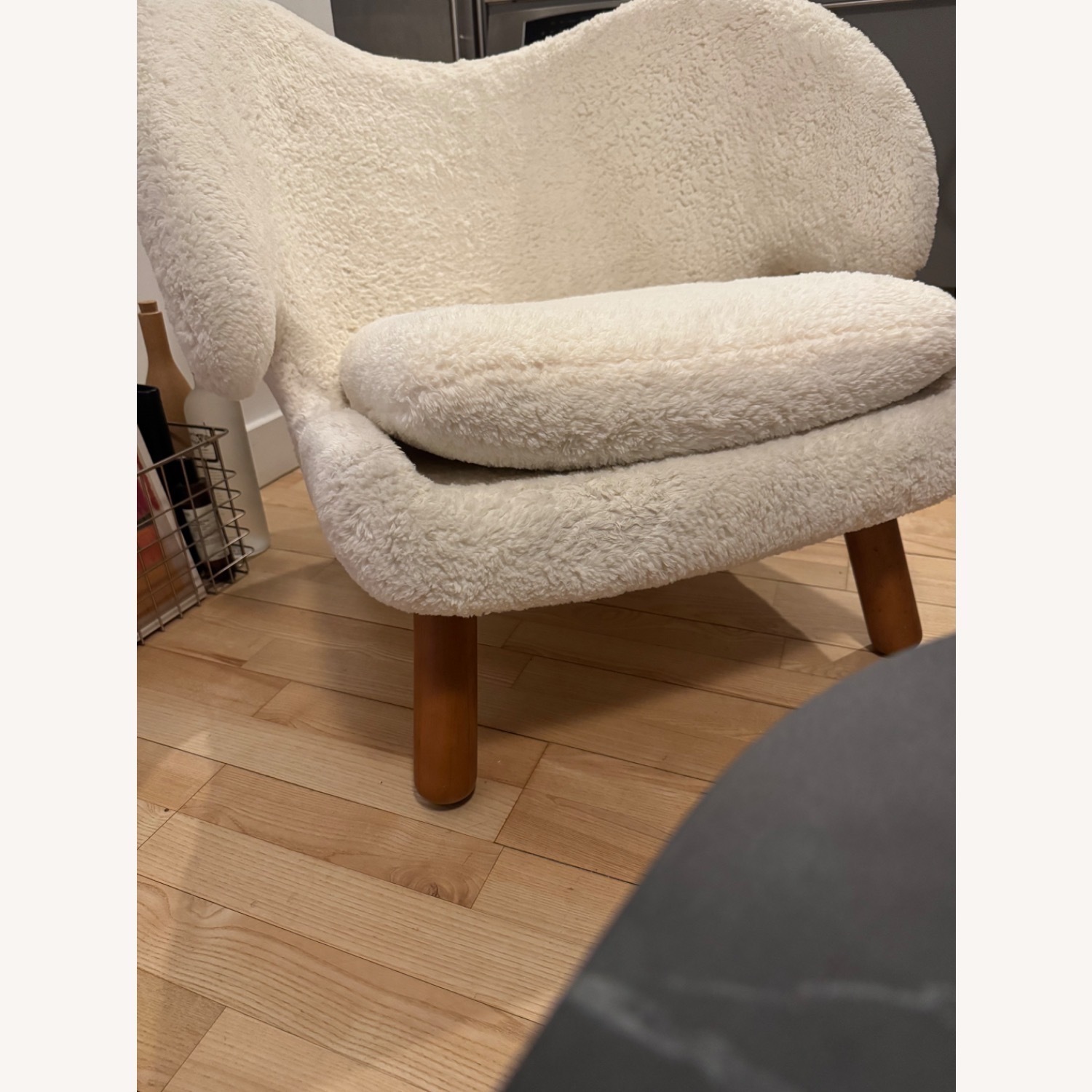 Pelican-Style Chair in Off-White - image-3