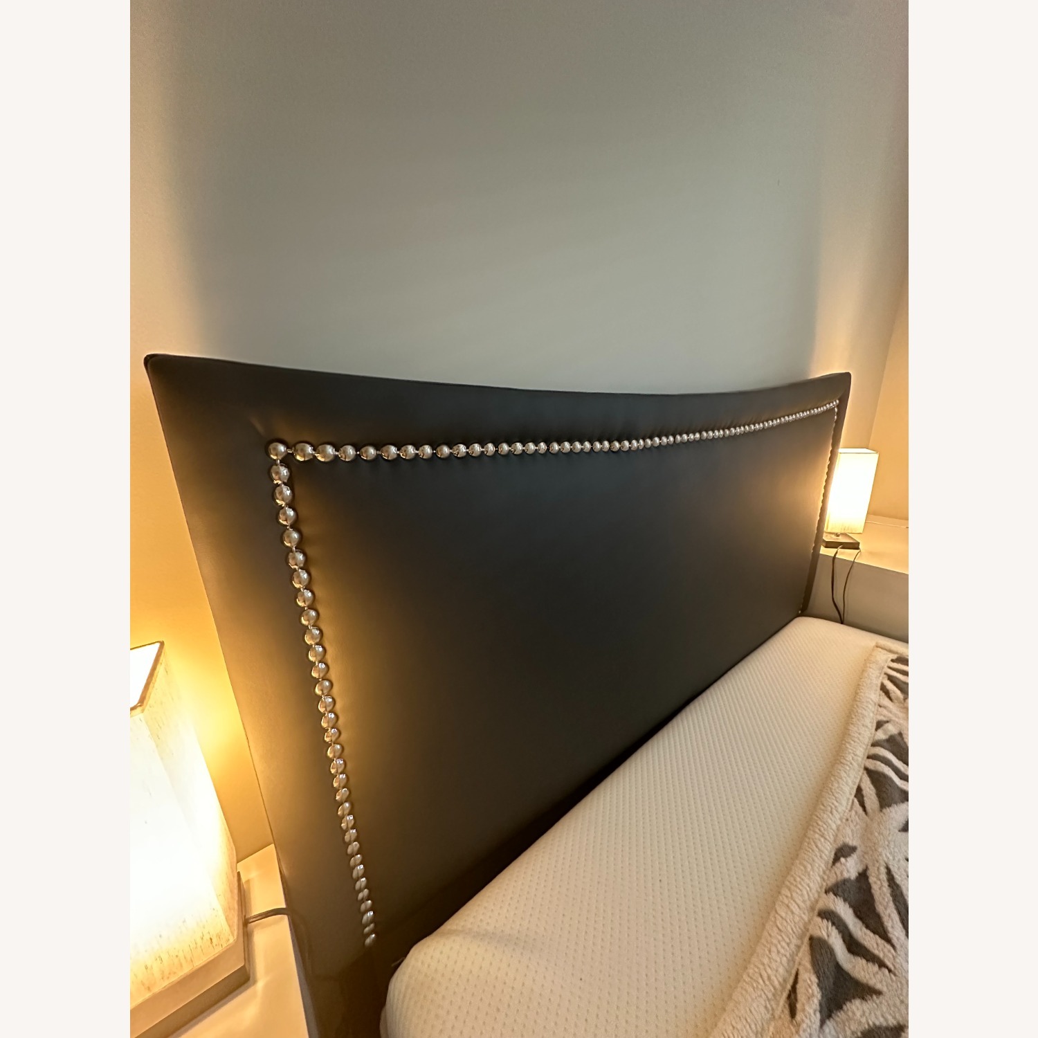 Rooms To Go Belcourt Dark Gray Queen Bed - image-3