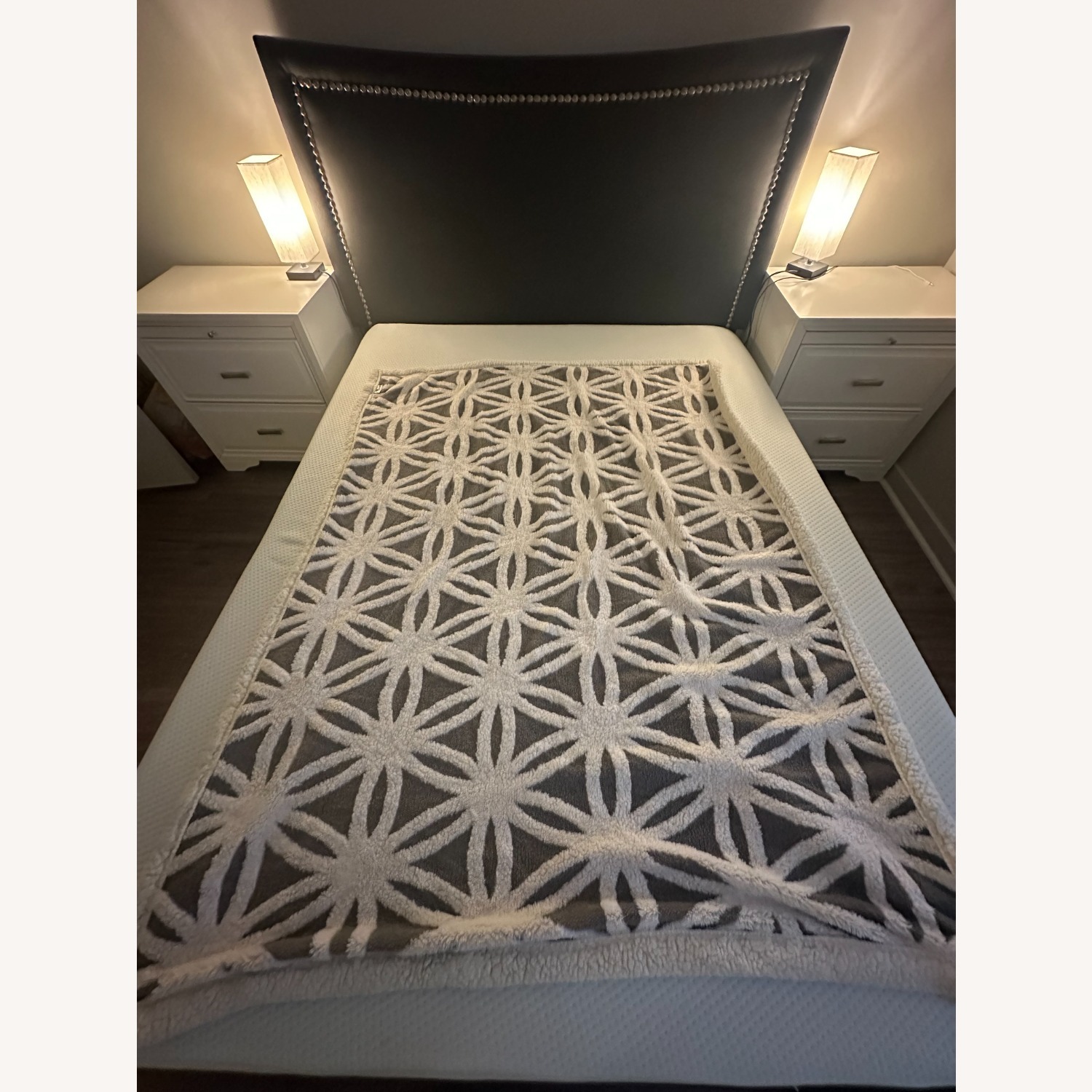 Rooms To Go Belcourt Dark Gray Queen Bed - image-2