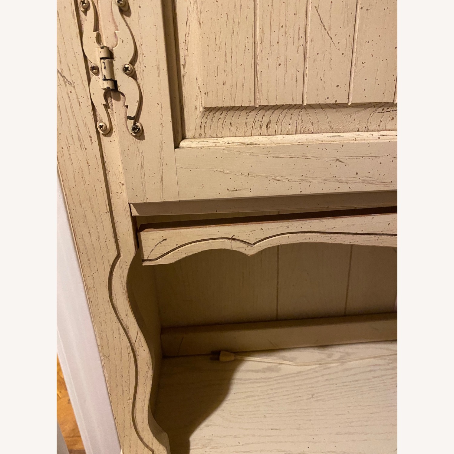 Charming Vintage Desk With Hutch - image-9