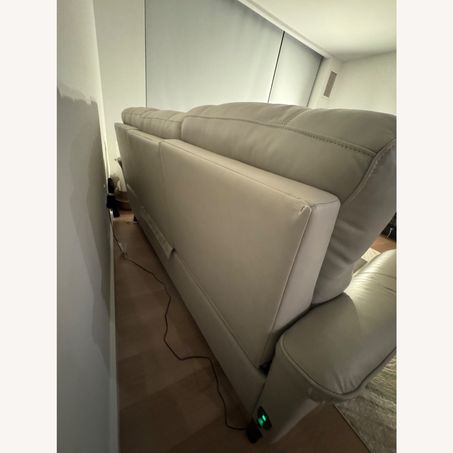 Rooms-To-Go Power Recliner 3-Seater Leather Sofa - image-5