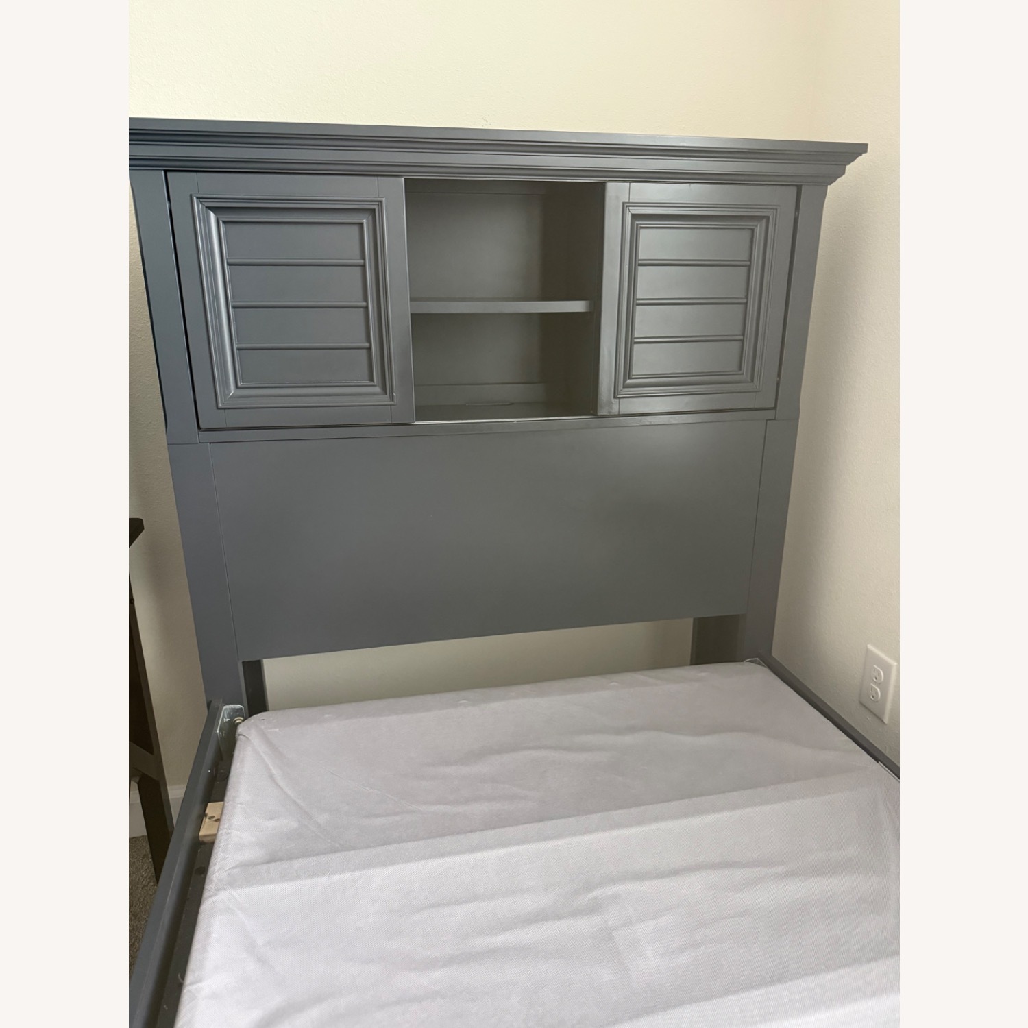 Rooms To Go Cubby Bookcase Headboard Bed - image-4