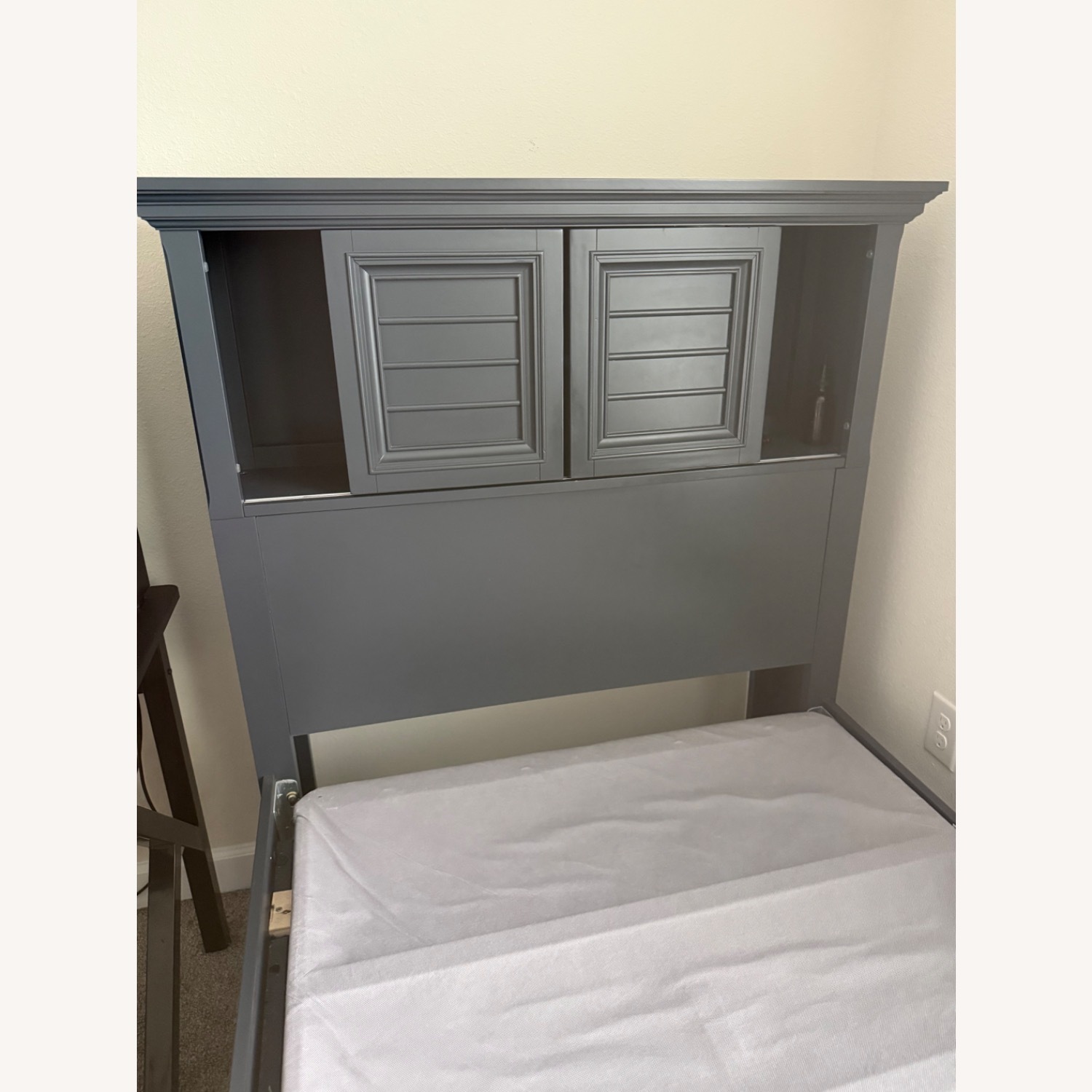 Rooms To Go Cubby Bookcase Headboard Bed - image-7