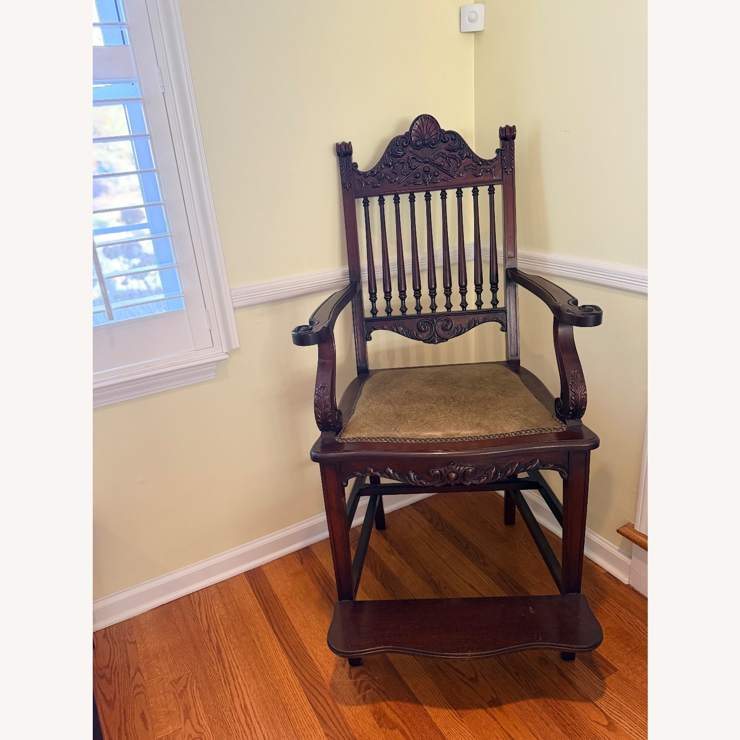 Vintage Hand-Carved Billiards Chair / Gentleman’s - image-4